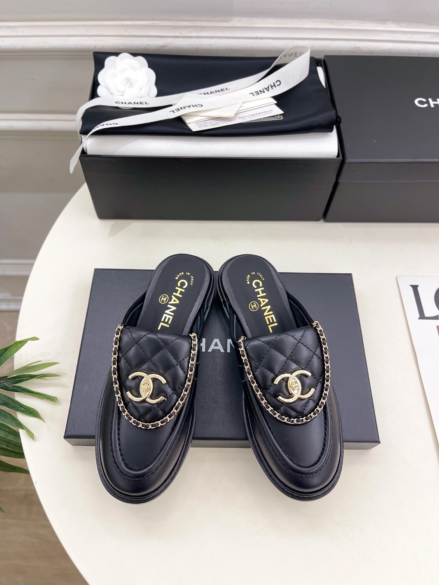 𝐂𝐇𝐀𝐍𝐄𝐋 | 小香 25𝐬𝐬 🦋2025 春夏新品 专柜经典走秀款 小香链条双C翻盖书包扣半拖鞋 系