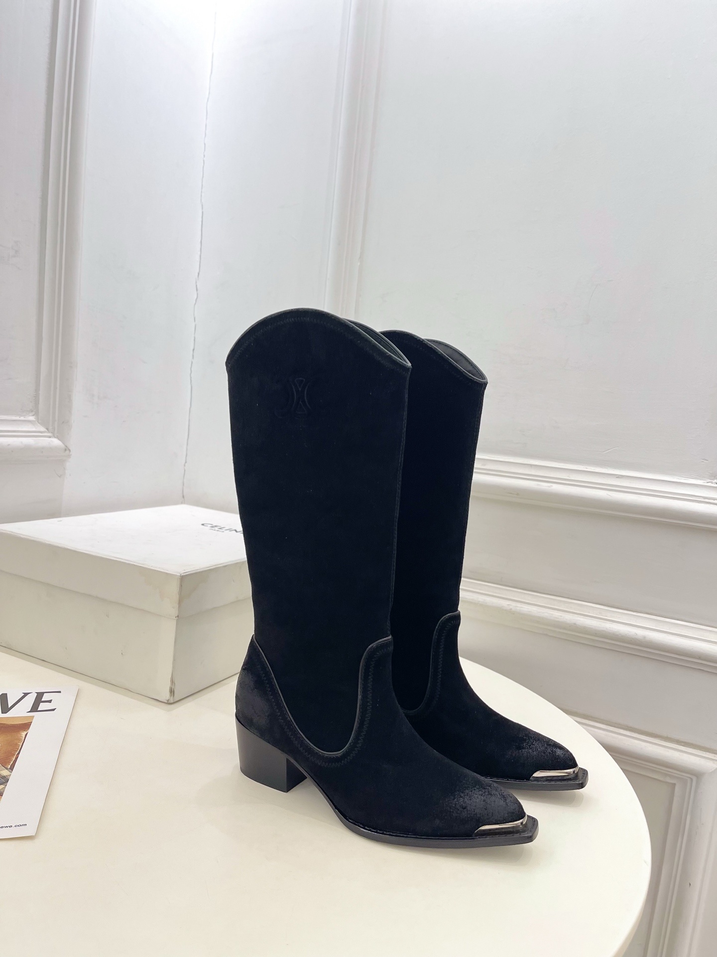 CELINE | 赛琳 25𝐬𝐬 💛2025秋冬新品 复古金属头西部粗跟长靴上新!🔜BS 这一季的赛琳真