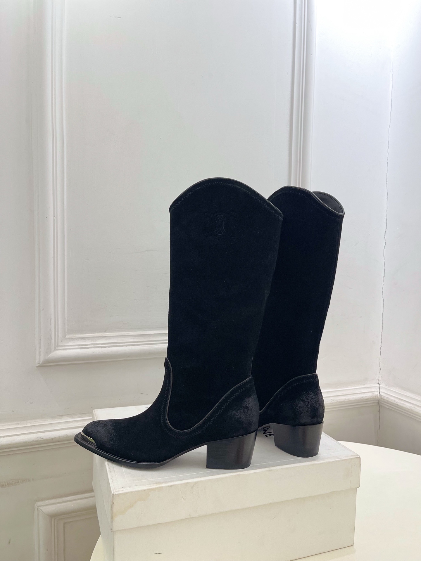 CELINE | 赛琳 25𝐬𝐬 💛2025秋冬新品 复古金属头西部粗跟长靴上新!🔜BS 这一季的赛琳真