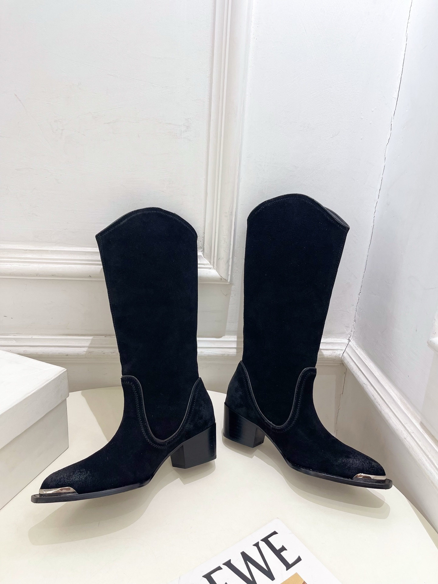 CELINE | 赛琳 25𝐬𝐬 💛2025秋冬新品 复古金属头西部粗跟长靴上新!🔜BS 这一季的赛琳真