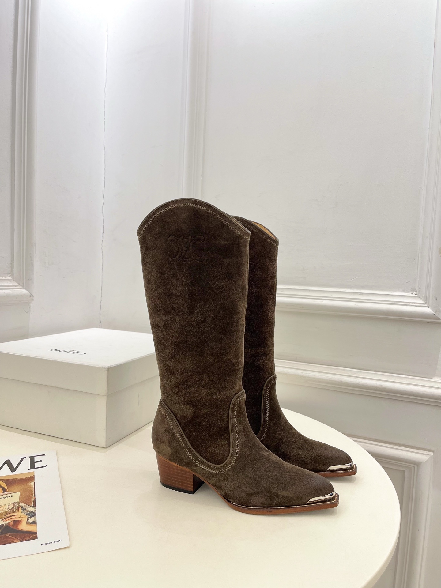CELINE | 赛琳 25𝐬𝐬 💛2025秋冬新品 复古金属头西部粗跟长靴上新!🔜BS 这一季的赛琳真