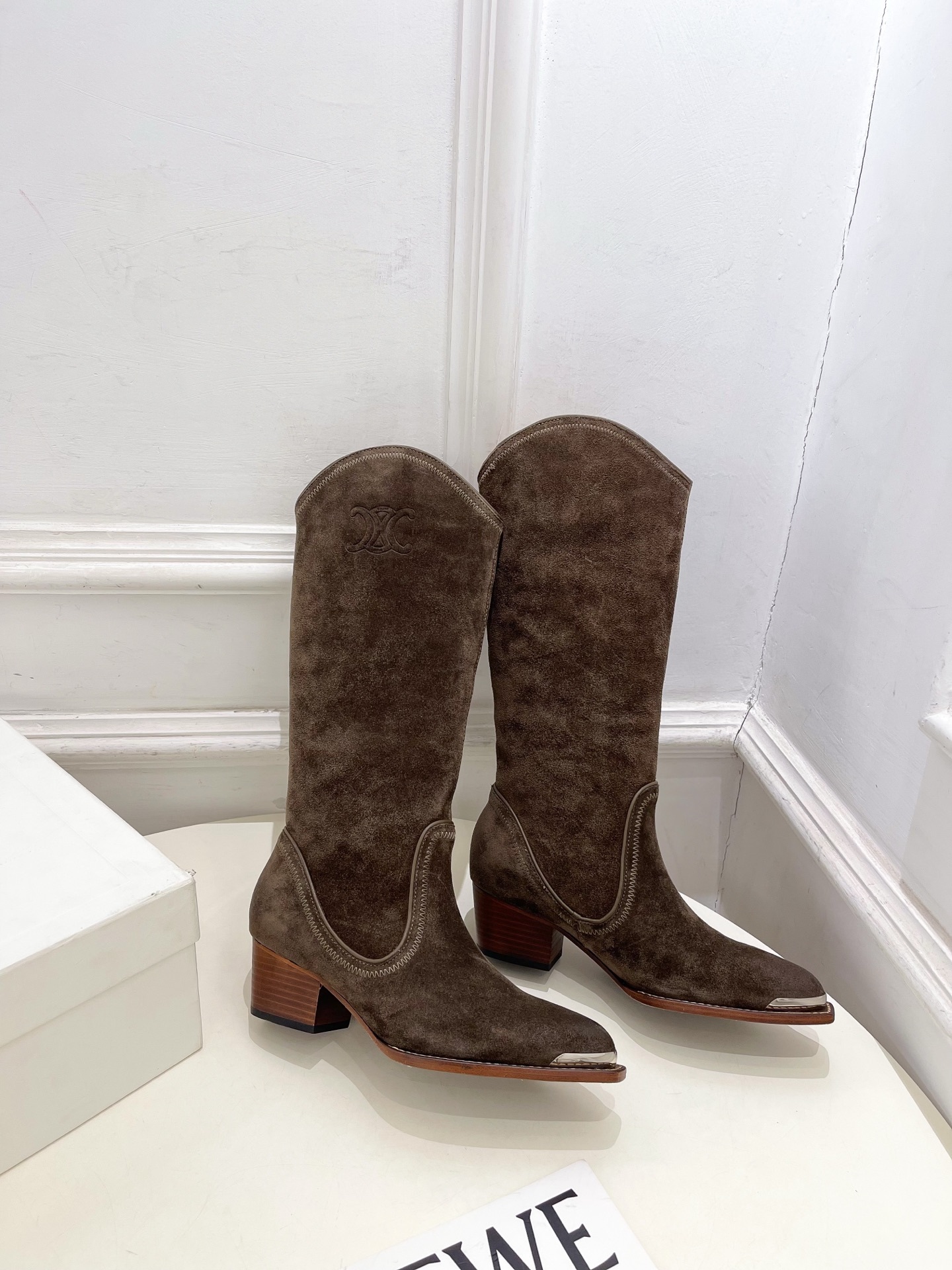 CELINE | 赛琳 25𝐬𝐬 💛2025秋冬新品 复古金属头西部粗跟长靴上新!🔜BS 这一季的赛琳真