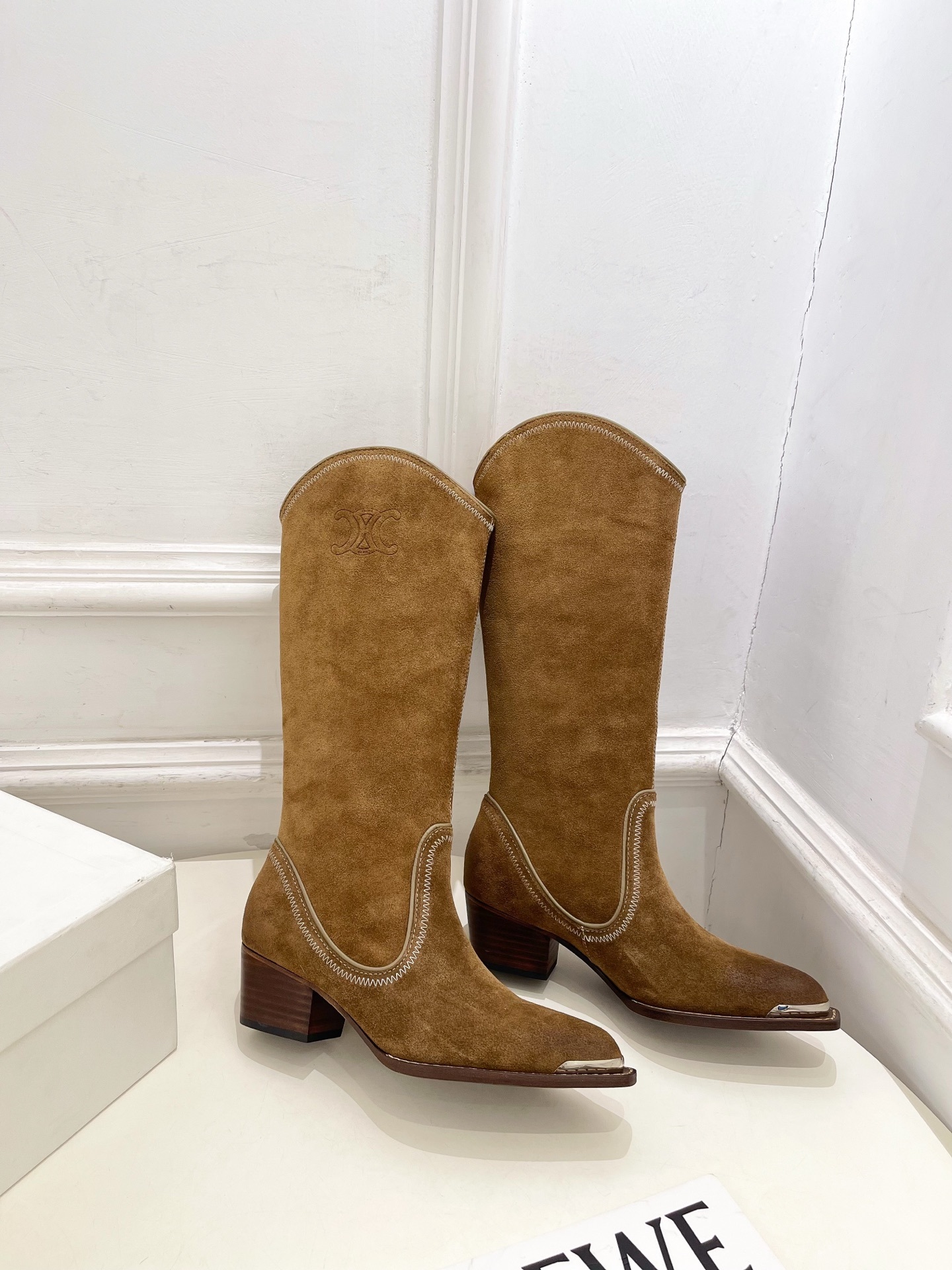 CELINE | 赛琳 25𝐬𝐬 💛2025秋冬新品 复古金属头西部粗跟长靴上新!🔜BS 这一季的赛琳真
