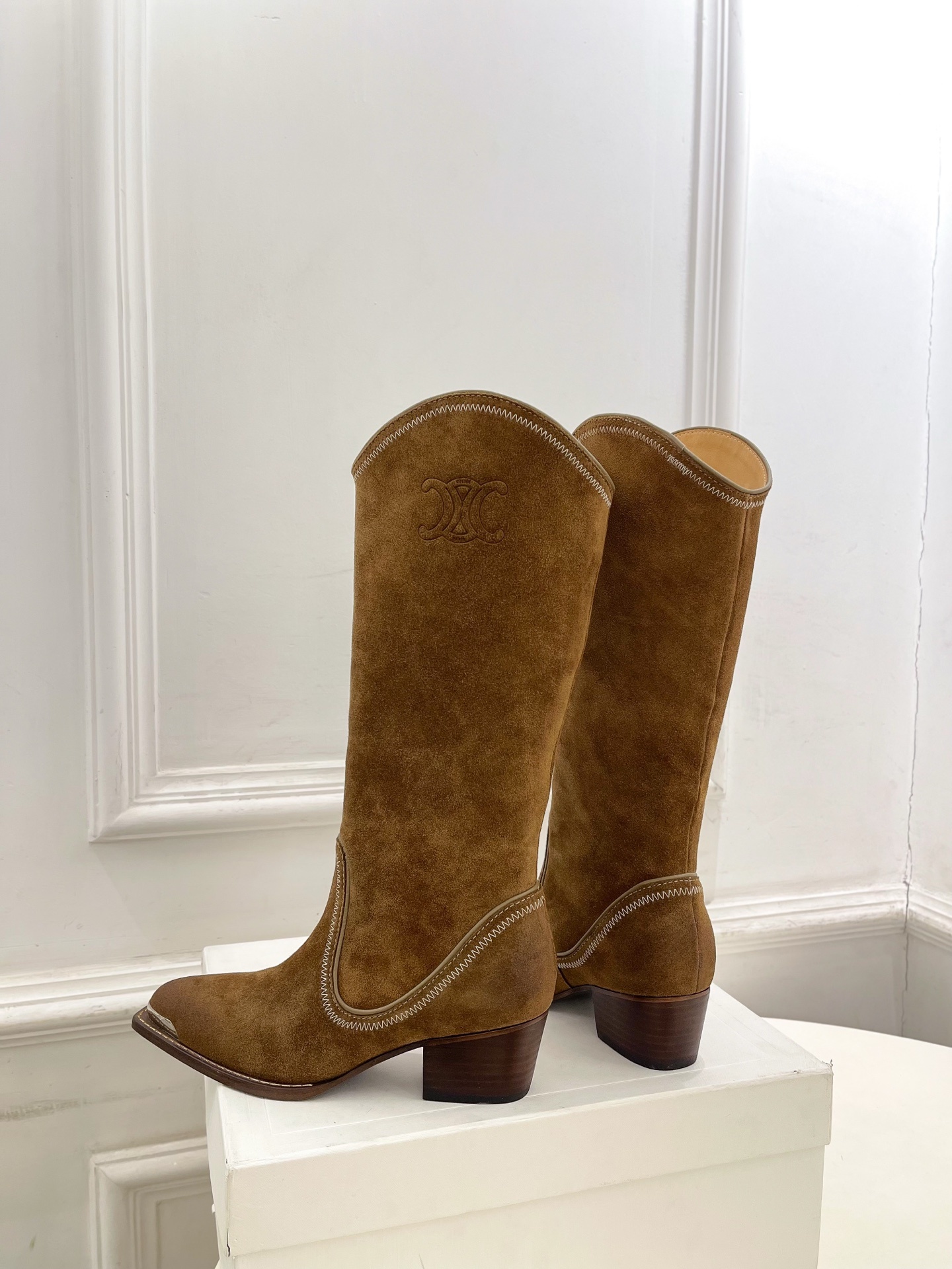 CELINE | 赛琳 25𝐬𝐬 💛2025秋冬新品 复古金属头西部粗跟长靴上新!🔜BS 这一季的赛琳真