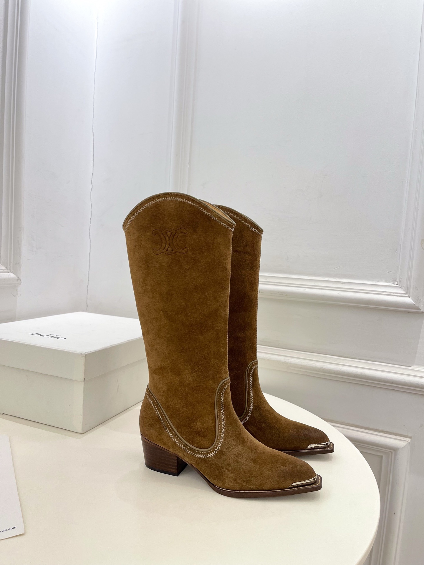 CELINE | 赛琳 25𝐬𝐬 💛2025秋冬新品 复古金属头西部粗跟长靴上新!🔜BS 这一季的赛琳真