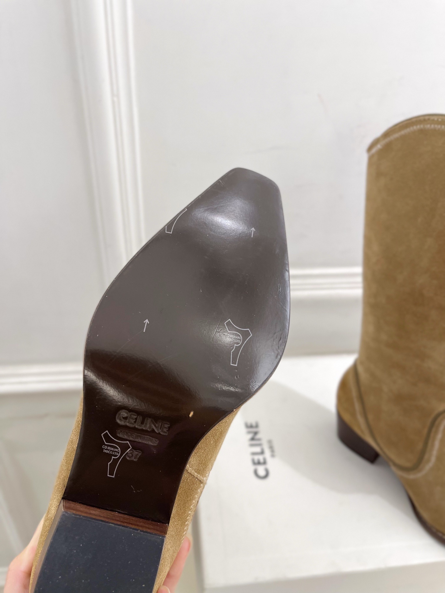 CELINE | 赛琳 25𝐬𝐬 💛2025秋冬新品 复古金属头西部粗跟长靴上新!🔜BS 这一季的赛琳真