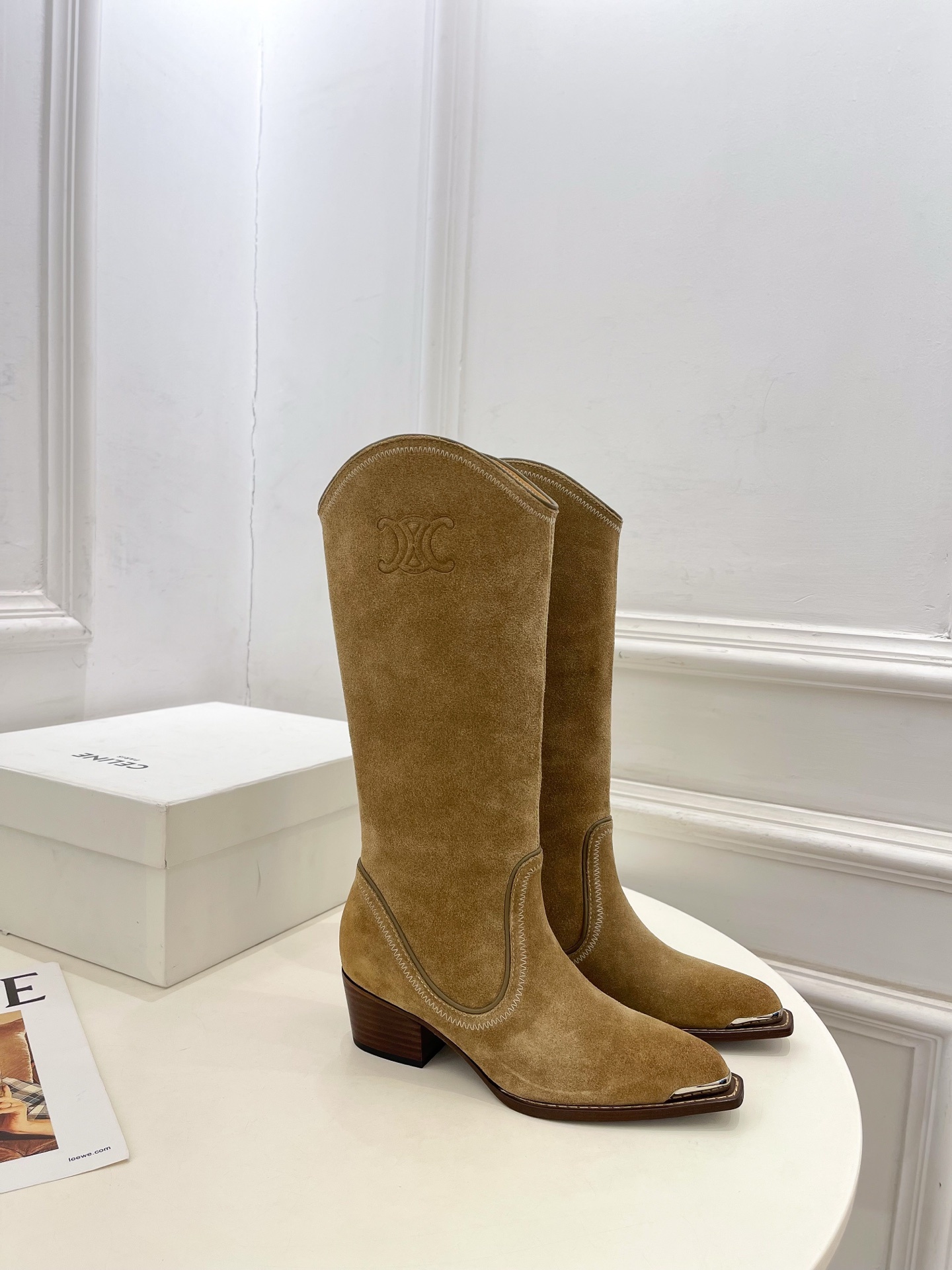 CELINE | 赛琳 25𝐬𝐬 💛2025秋冬新品 复古金属头西部粗跟长靴上新!🔜BS 这一季的赛琳真