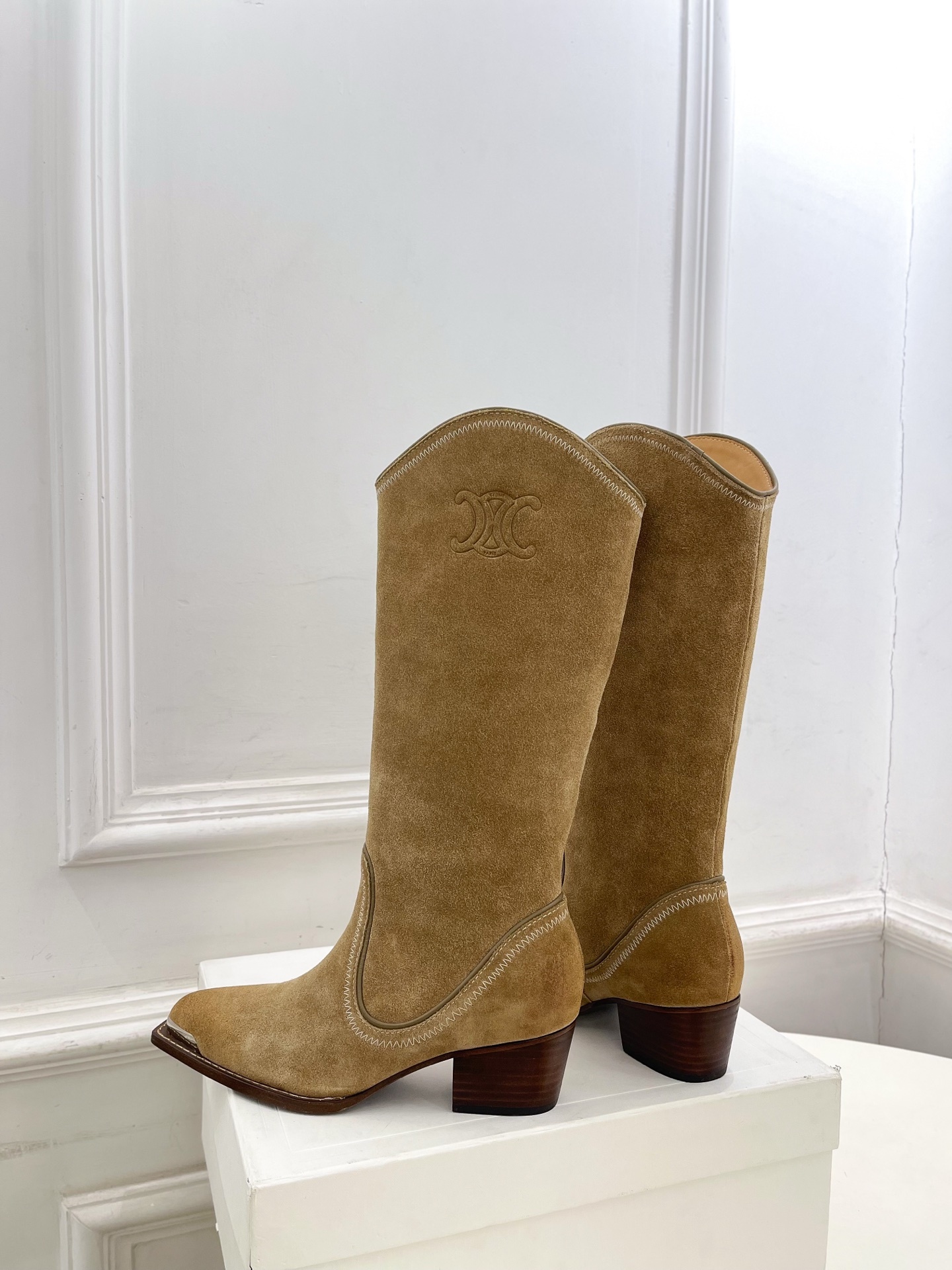 CELINE | 赛琳 25𝐬𝐬 💛2025秋冬新品 复古金属头西部粗跟长靴上新!🔜BS 这一季的赛琳真