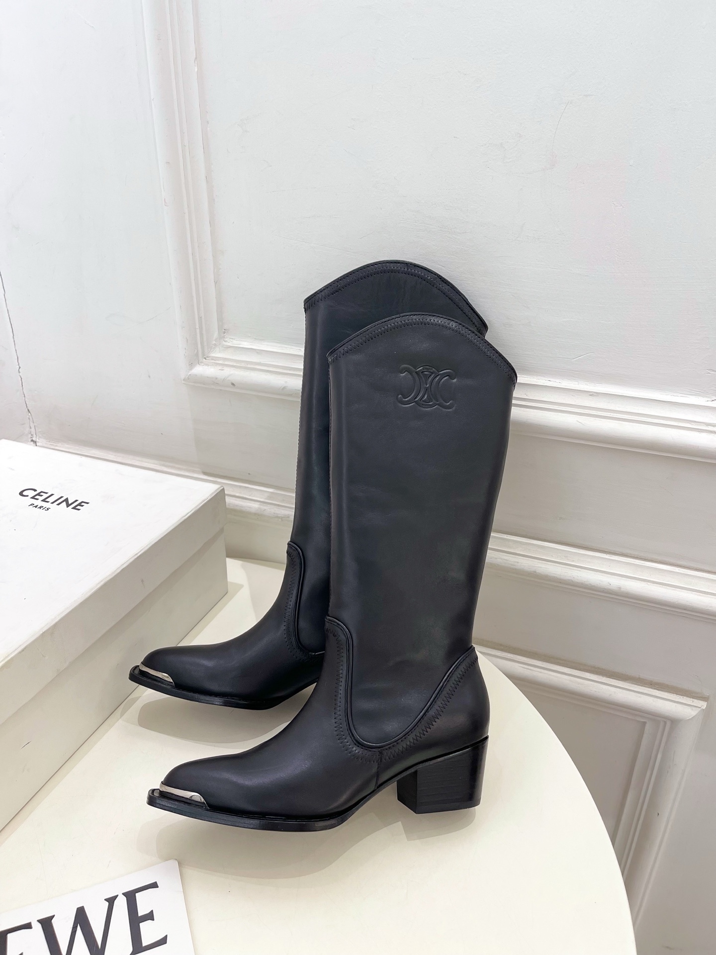 CELINE | 赛琳 25𝐬𝐬 💛2025秋冬新品 复古金属头西部粗跟长靴上新!🔜BS 这一季的赛琳真