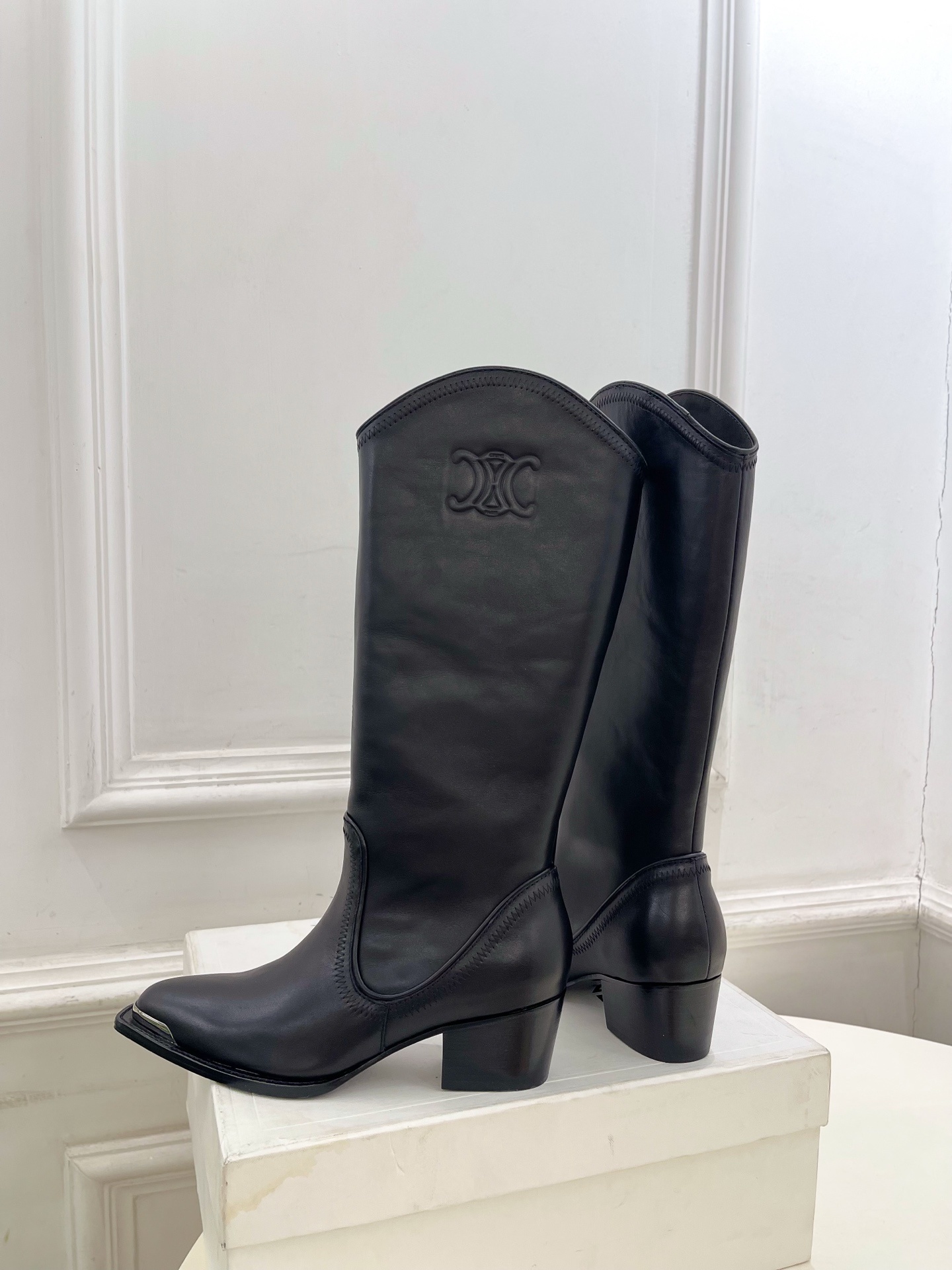 CELINE | 赛琳 25𝐬𝐬 💛2025秋冬新品 复古金属头西部粗跟长靴上新!🔜BS 这一季的赛琳真
