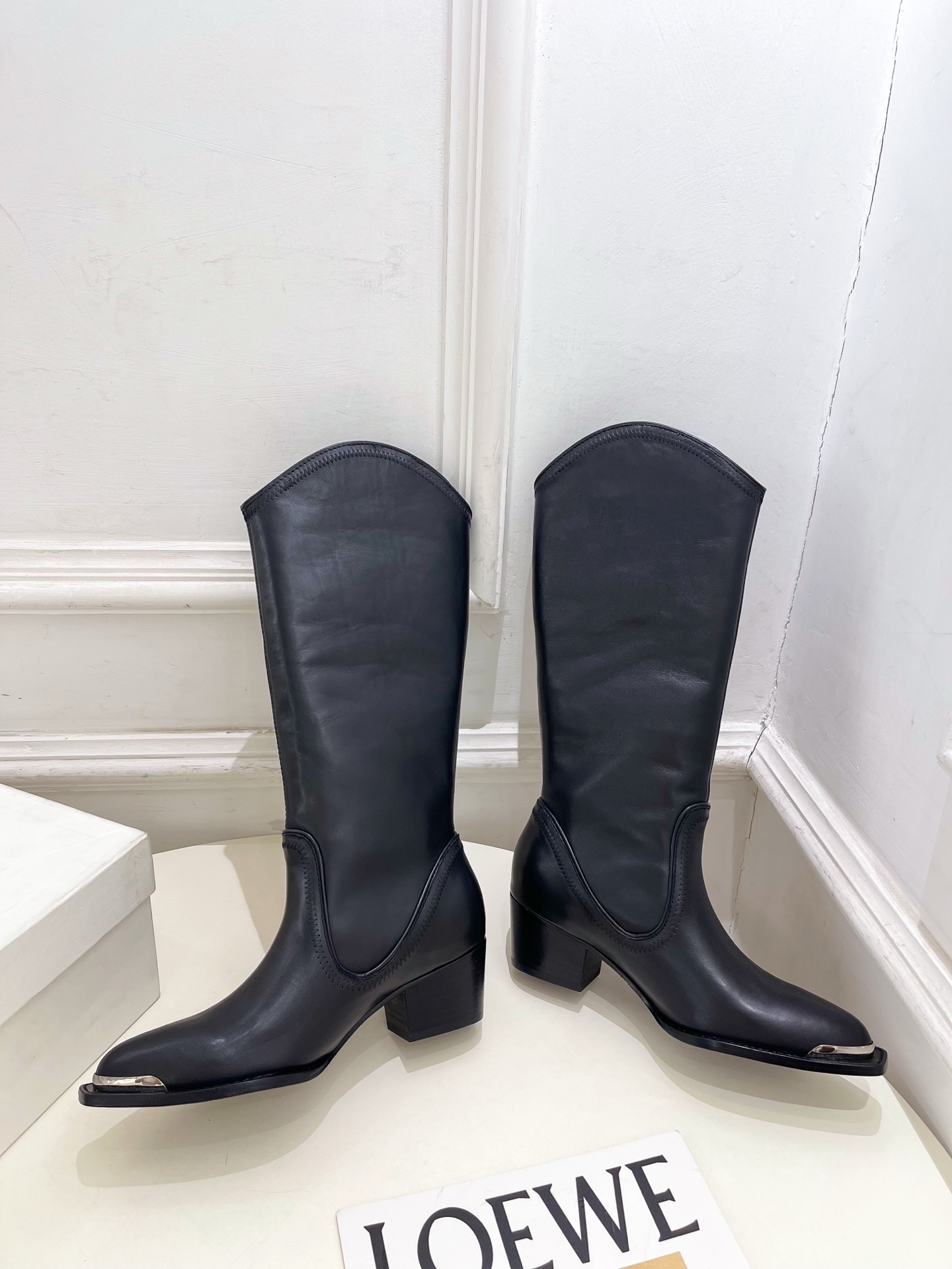 CELINE | 赛琳 25𝐬𝐬 💛2025秋冬新品 复古金属头西部粗跟长靴上新!🔜BS 这一季的赛琳真