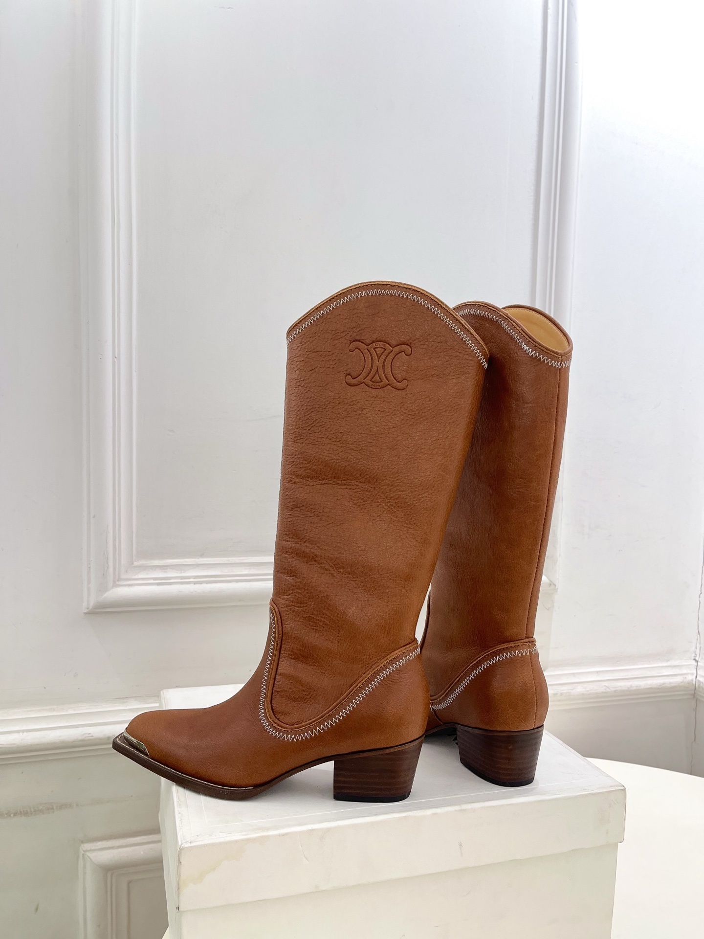CELINE | 赛琳 25𝐬𝐬 💛2025秋冬新品 复古金属头西部粗跟长靴上新!🔜BS 这一季的赛琳真