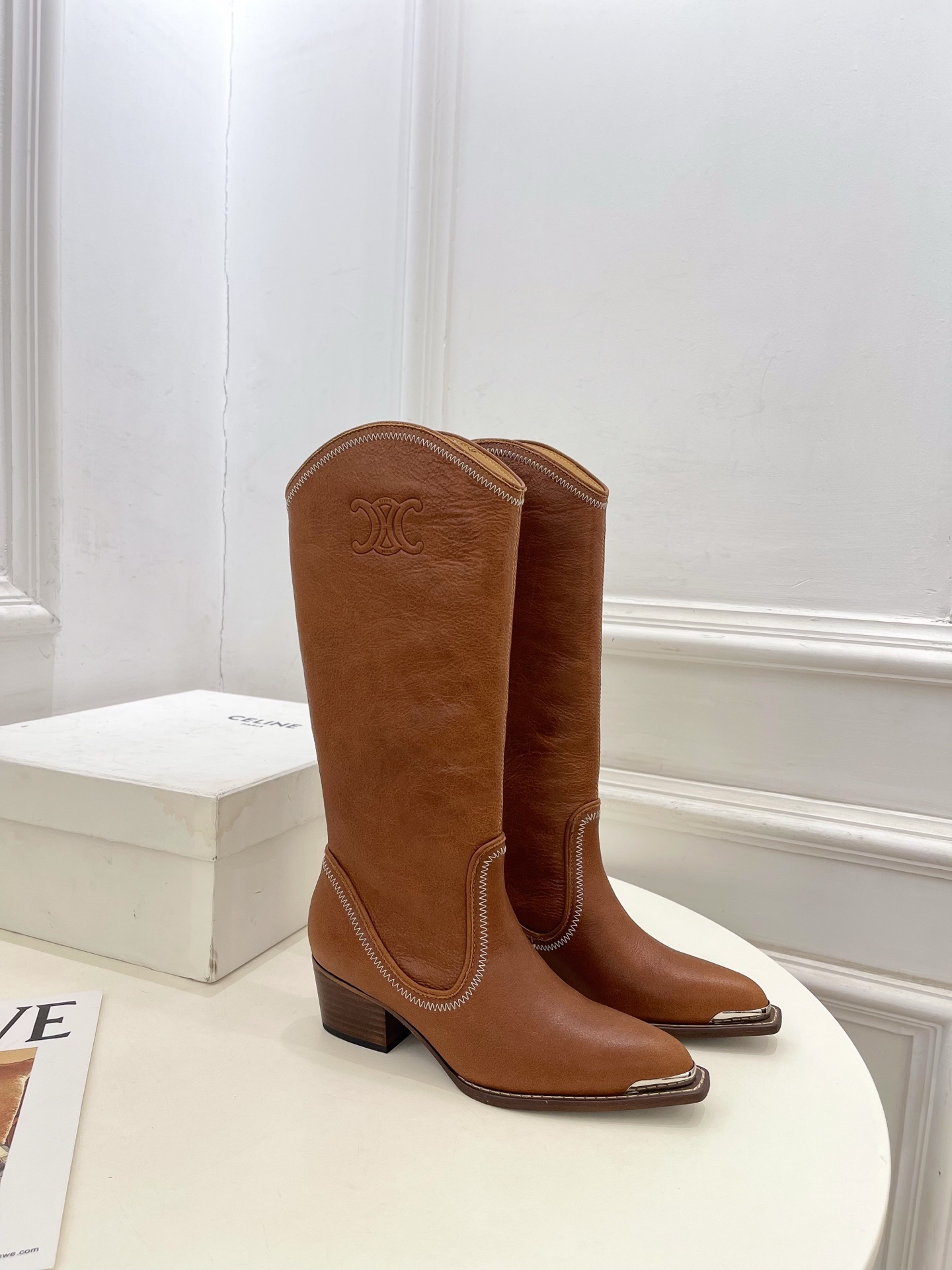 CELINE | 赛琳 25𝐬𝐬 💛2025秋冬新品 复古金属头西部粗跟长靴上新!🔜BS 这一季的赛琳真