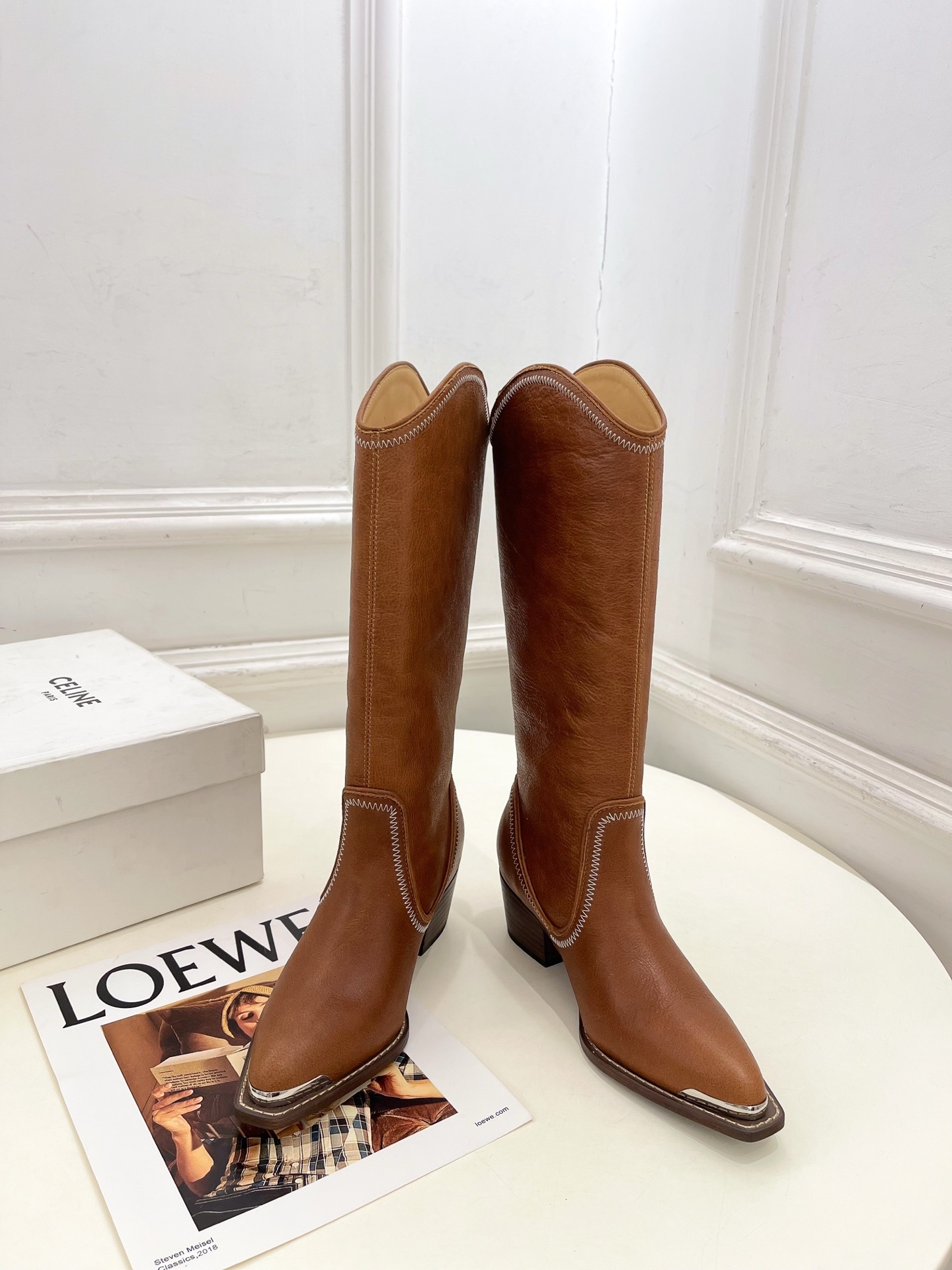 CELINE | 赛琳 25𝐬𝐬 💛2025秋冬新品 复古金属头西部粗跟长靴上新!🔜BS 这一季的赛琳真