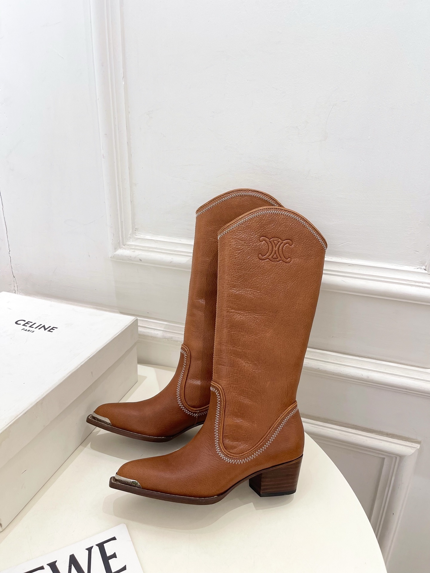 CELINE | 赛琳 25𝐬𝐬 💛2025秋冬新品 复古金属头西部粗跟长靴上新!🔜BS 这一季的赛琳真