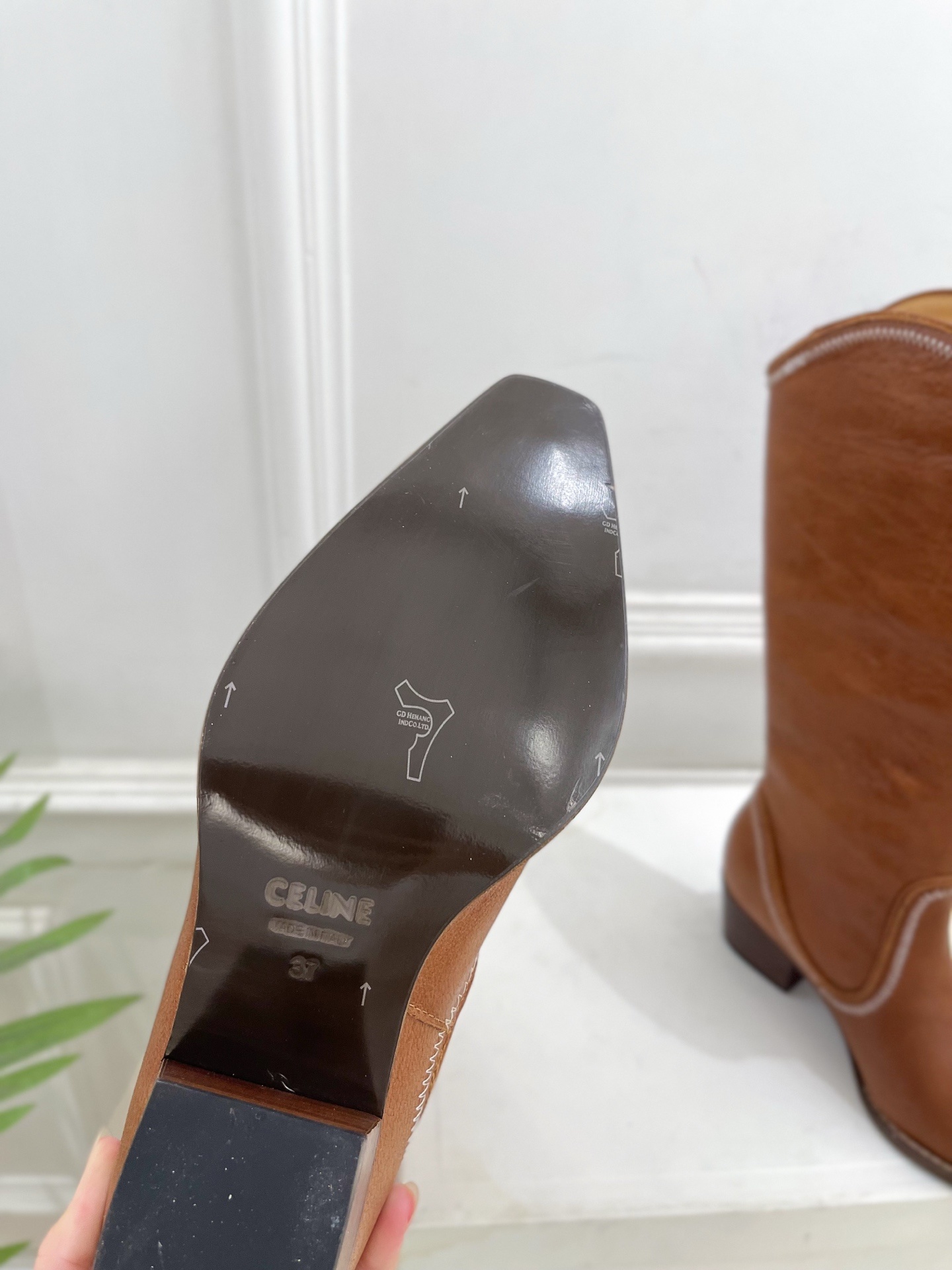 CELINE | 赛琳 25𝐬𝐬 💛2025秋冬新品 复古金属头西部粗跟长靴上新!🔜BS 这一季的赛琳真