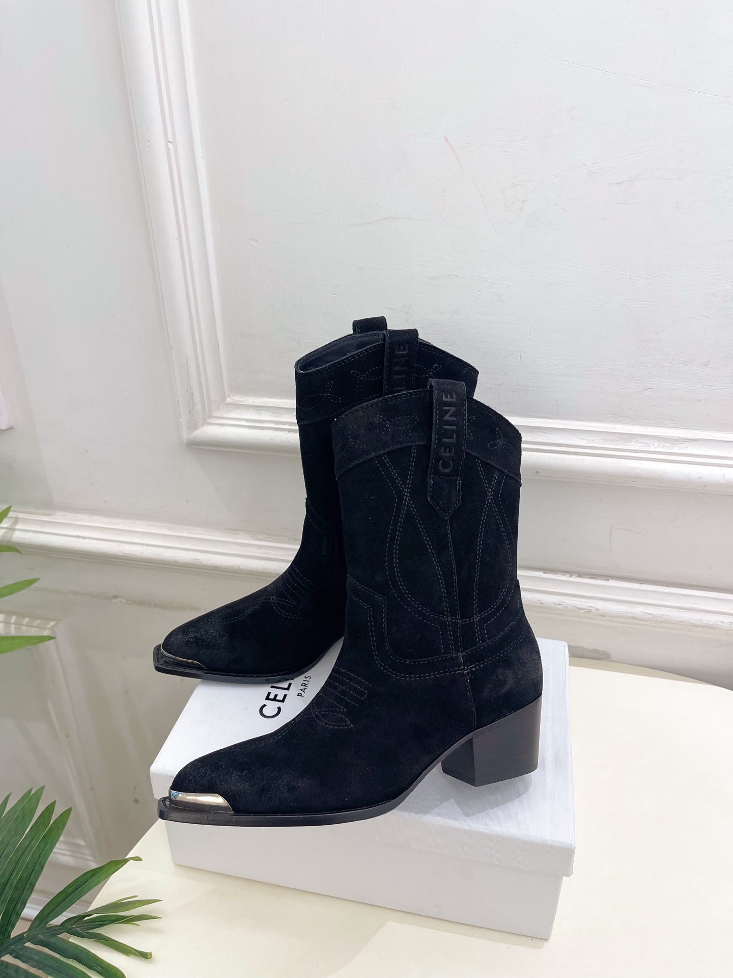 CELINE | 赛琳 25𝐬𝐬 💛2025秋冬新品 复古金属头西部粗跟短靴上新！🔜BS 这一季的赛琳真