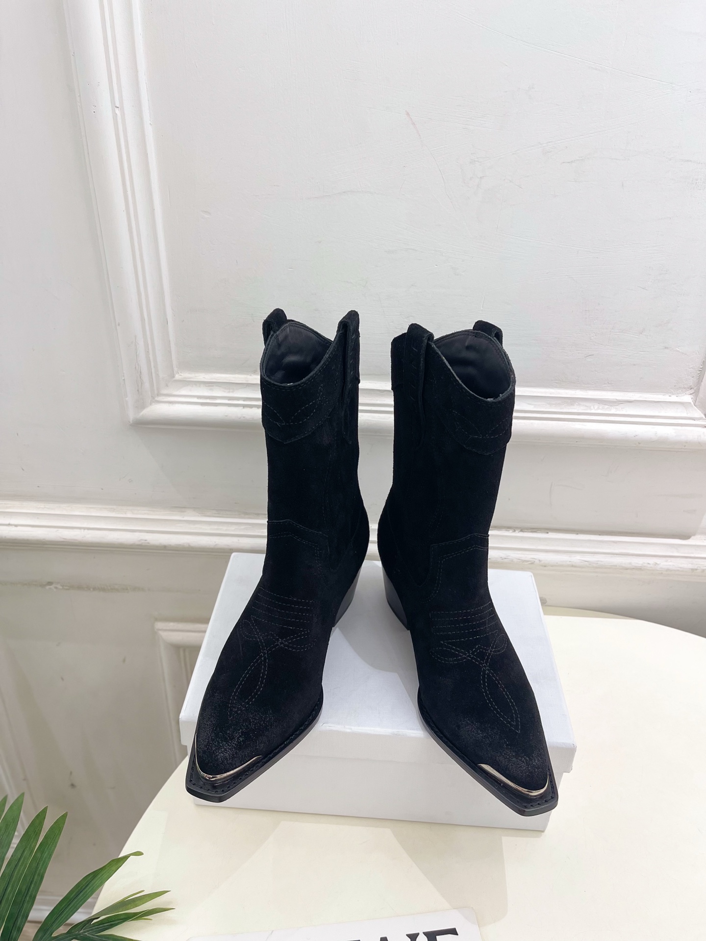 CELINE | 赛琳 25𝐬𝐬 💛2025秋冬新品 复古金属头西部粗跟短靴上新！🔜BS 这一季的赛琳真