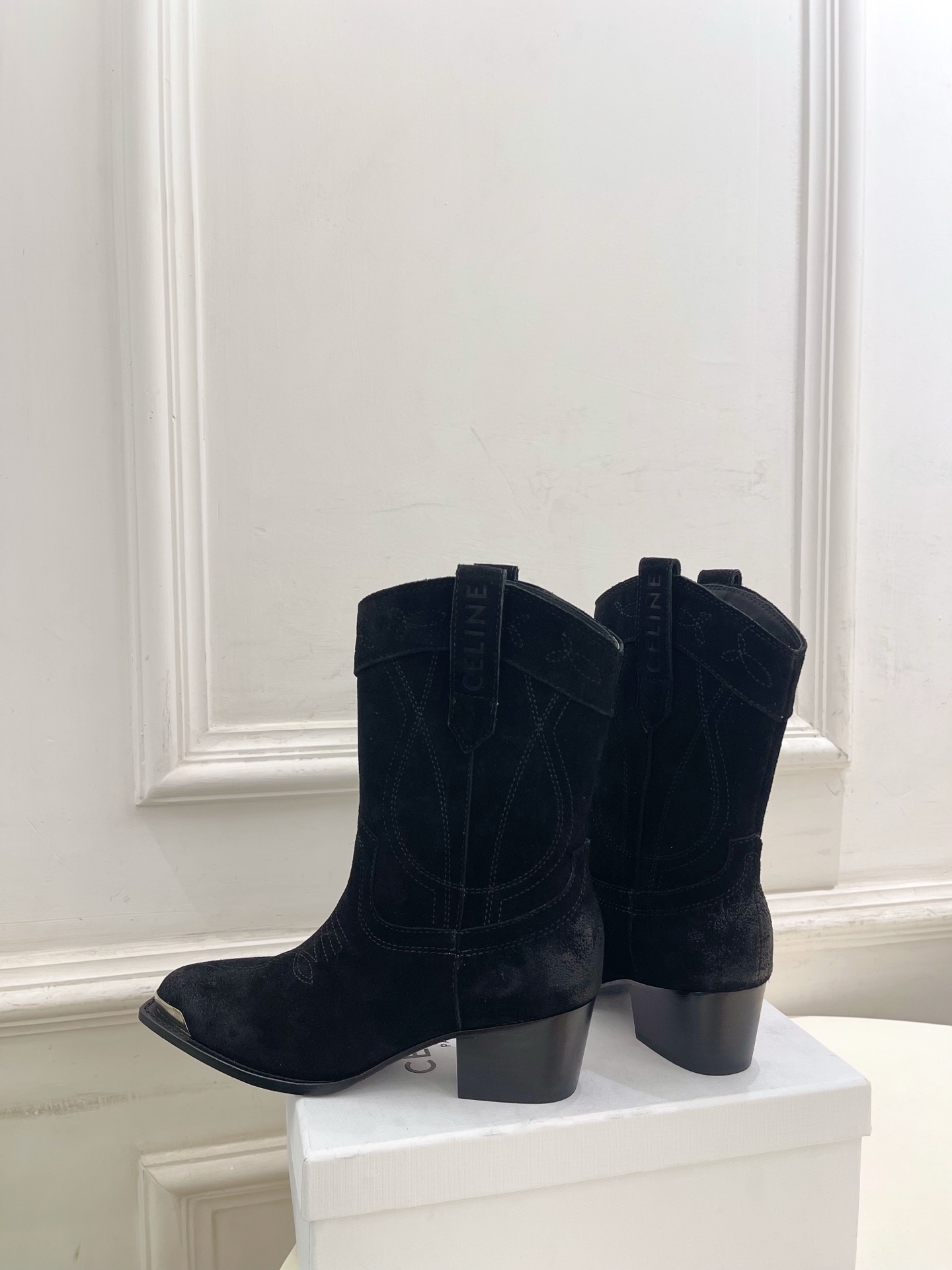 CELINE | 赛琳 25𝐬𝐬 💛2025秋冬新品 复古金属头西部粗跟短靴上新！🔜BS 这一季的赛琳真