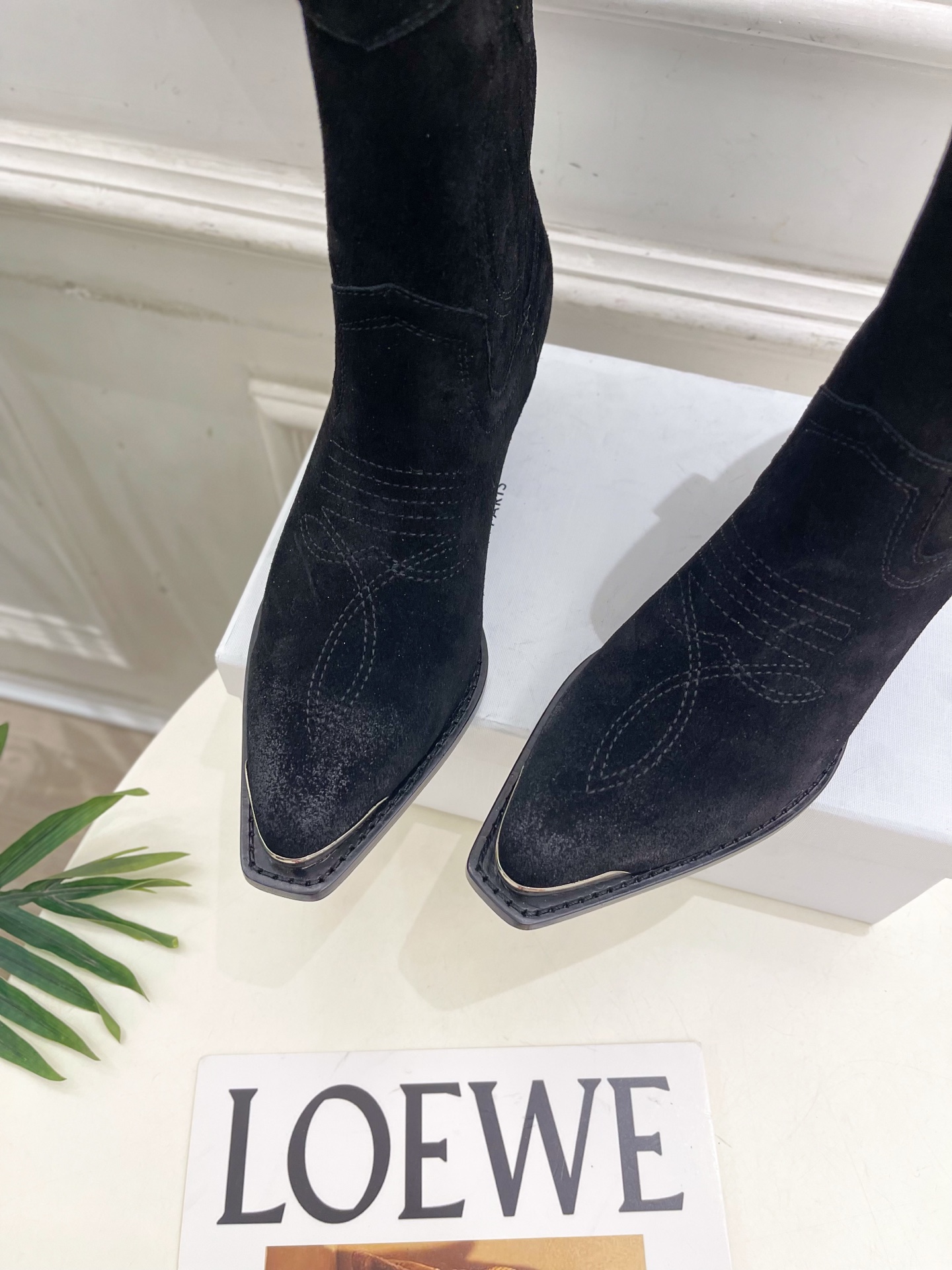 CELINE | 赛琳 25𝐬𝐬 💛2025秋冬新品 复古金属头西部粗跟短靴上新！🔜BS 这一季的赛琳真