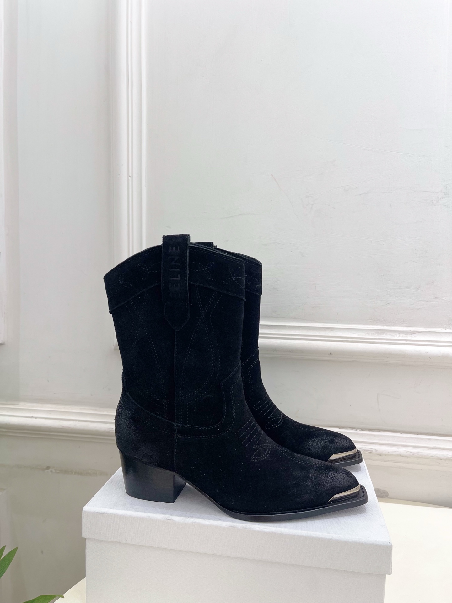 CELINE | 赛琳 25𝐬𝐬 💛2025秋冬新品 复古金属头西部粗跟短靴上新！🔜BS 这一季的赛琳真