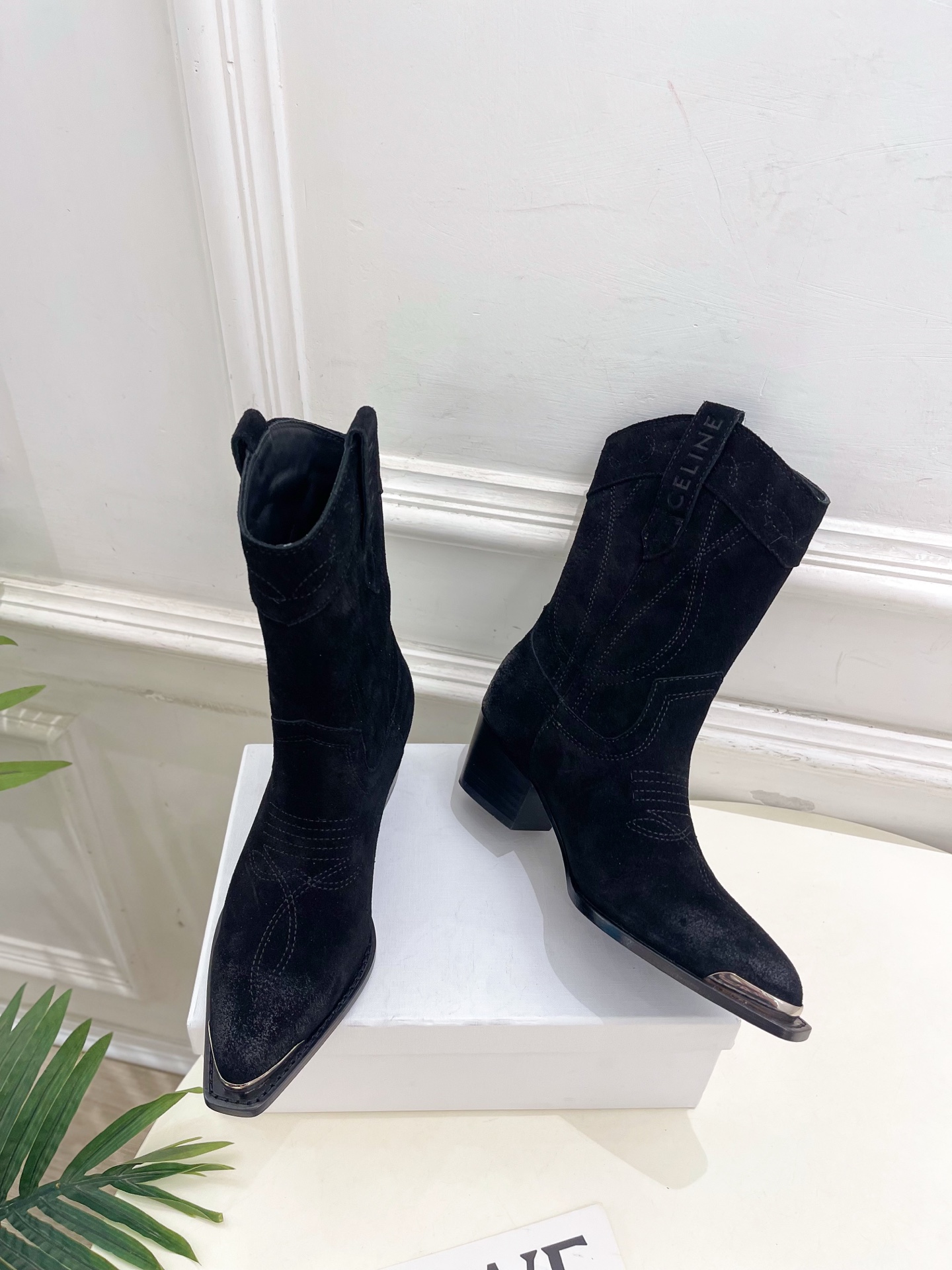 CELINE | 赛琳 25𝐬𝐬 💛2025秋冬新品 复古金属头西部粗跟短靴上新！🔜BS 这一季的赛琳真