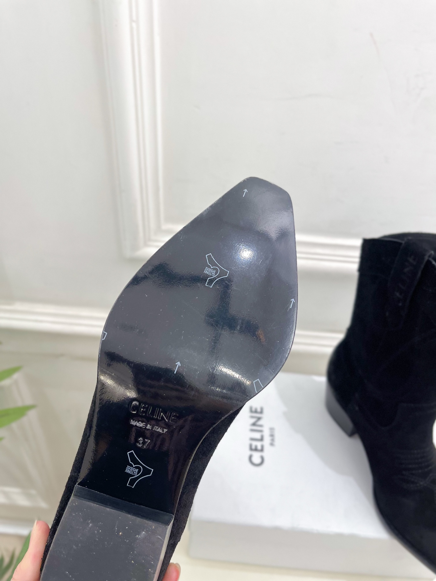 CELINE | 赛琳 25𝐬𝐬 💛2025秋冬新品 复古金属头西部粗跟短靴上新！🔜BS 这一季的赛琳真