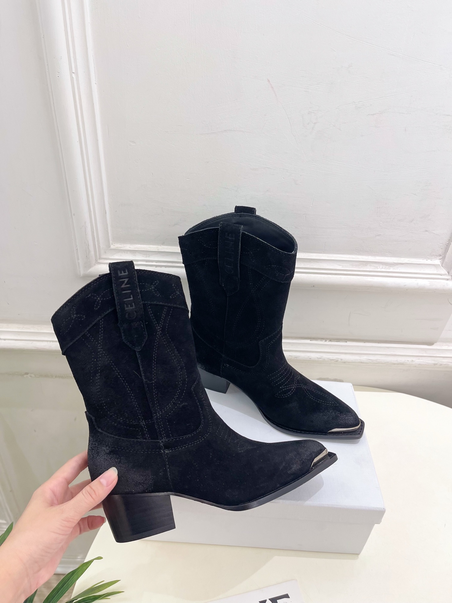 CELINE | 赛琳 25𝐬𝐬 💛2025秋冬新品 复古金属头西部粗跟短靴上新！🔜BS 这一季的赛琳真