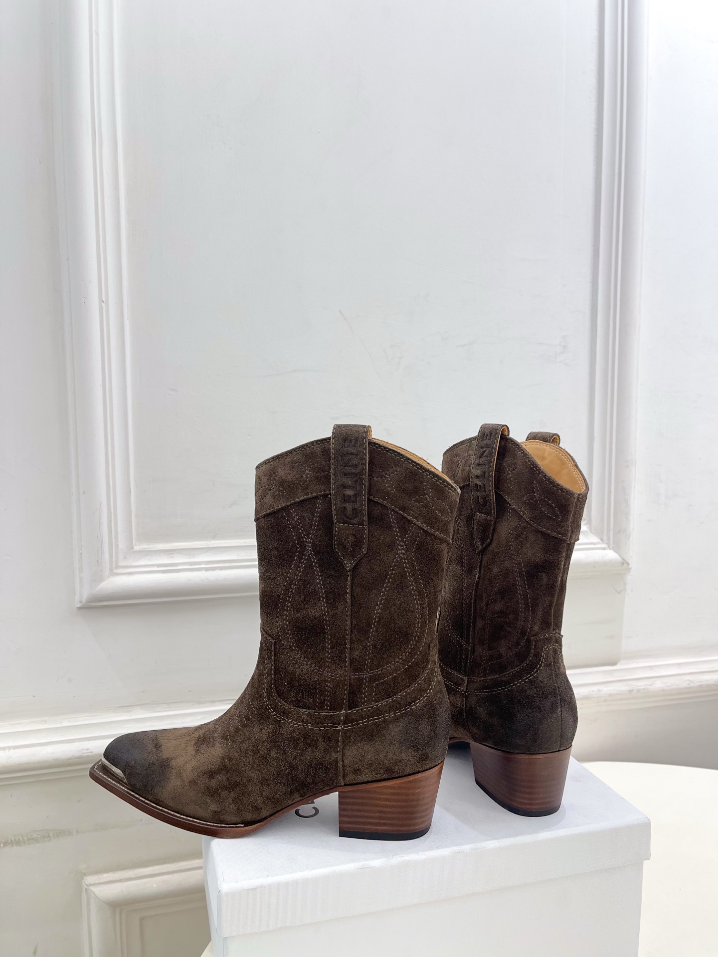 CELINE | 赛琳 25𝐬𝐬 💛2025秋冬新品 复古金属头西部粗跟短靴上新！🔜BS 这一季的赛琳真