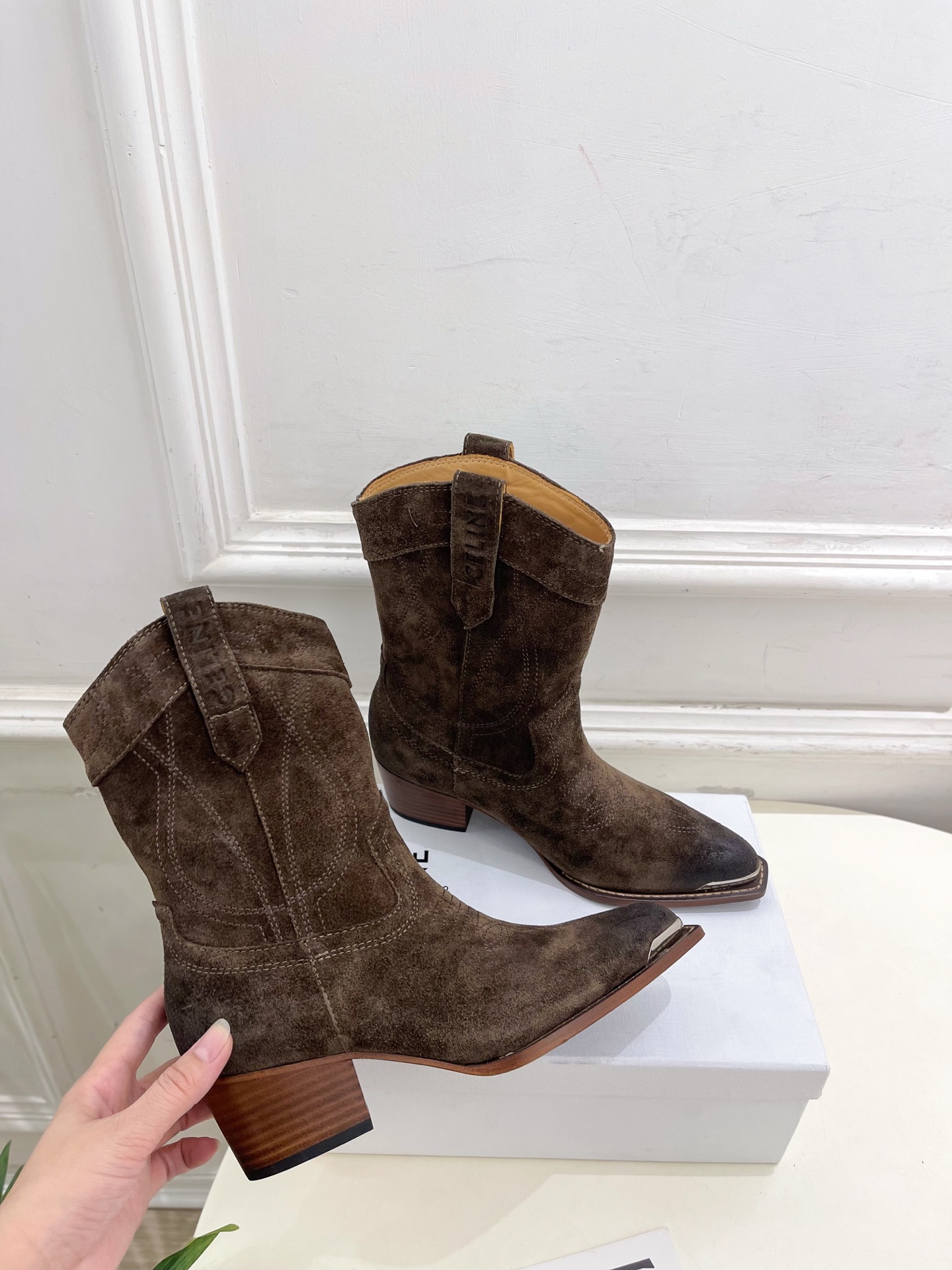 CELINE | 赛琳 25𝐬𝐬 💛2025秋冬新品 复古金属头西部粗跟短靴上新！🔜BS 这一季的赛琳真