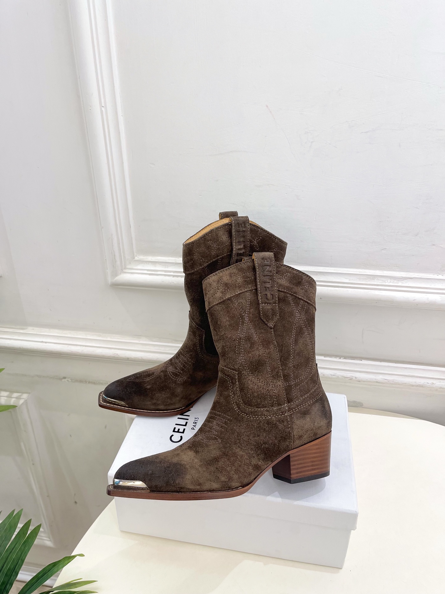 CELINE | 赛琳 25𝐬𝐬 💛2025秋冬新品 复古金属头西部粗跟短靴上新！🔜BS 这一季的赛琳真