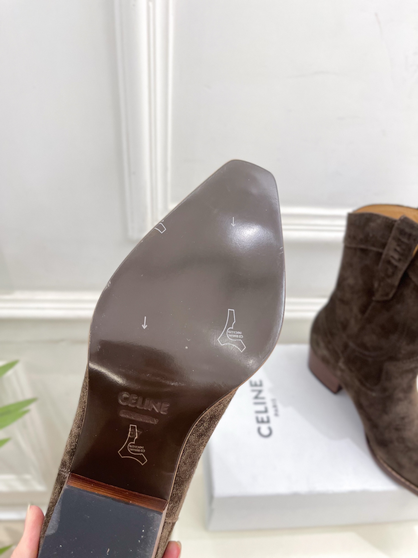 CELINE | 赛琳 25𝐬𝐬 💛2025秋冬新品 复古金属头西部粗跟短靴上新！🔜BS 这一季的赛琳真