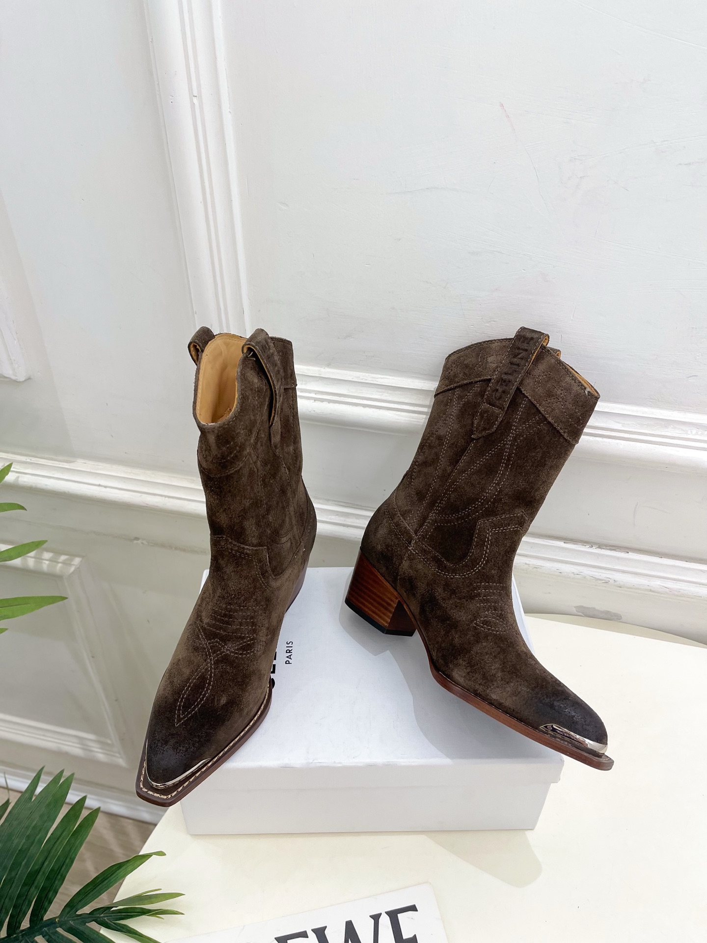 CELINE | 赛琳 25𝐬𝐬 💛2025秋冬新品 复古金属头西部粗跟短靴上新！🔜BS 这一季的赛琳真