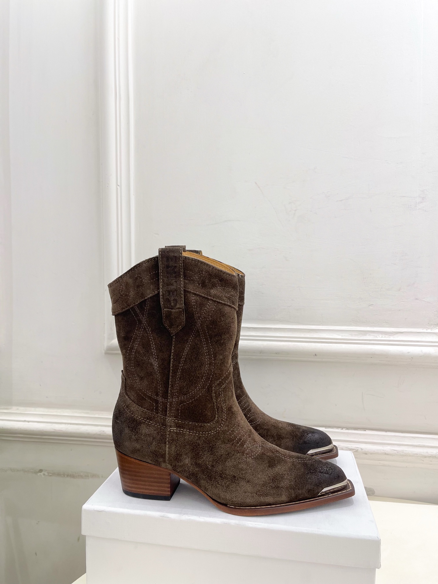 CELINE | 赛琳 25𝐬𝐬 💛2025秋冬新品 复古金属头西部粗跟短靴上新！🔜BS 这一季的赛琳真
