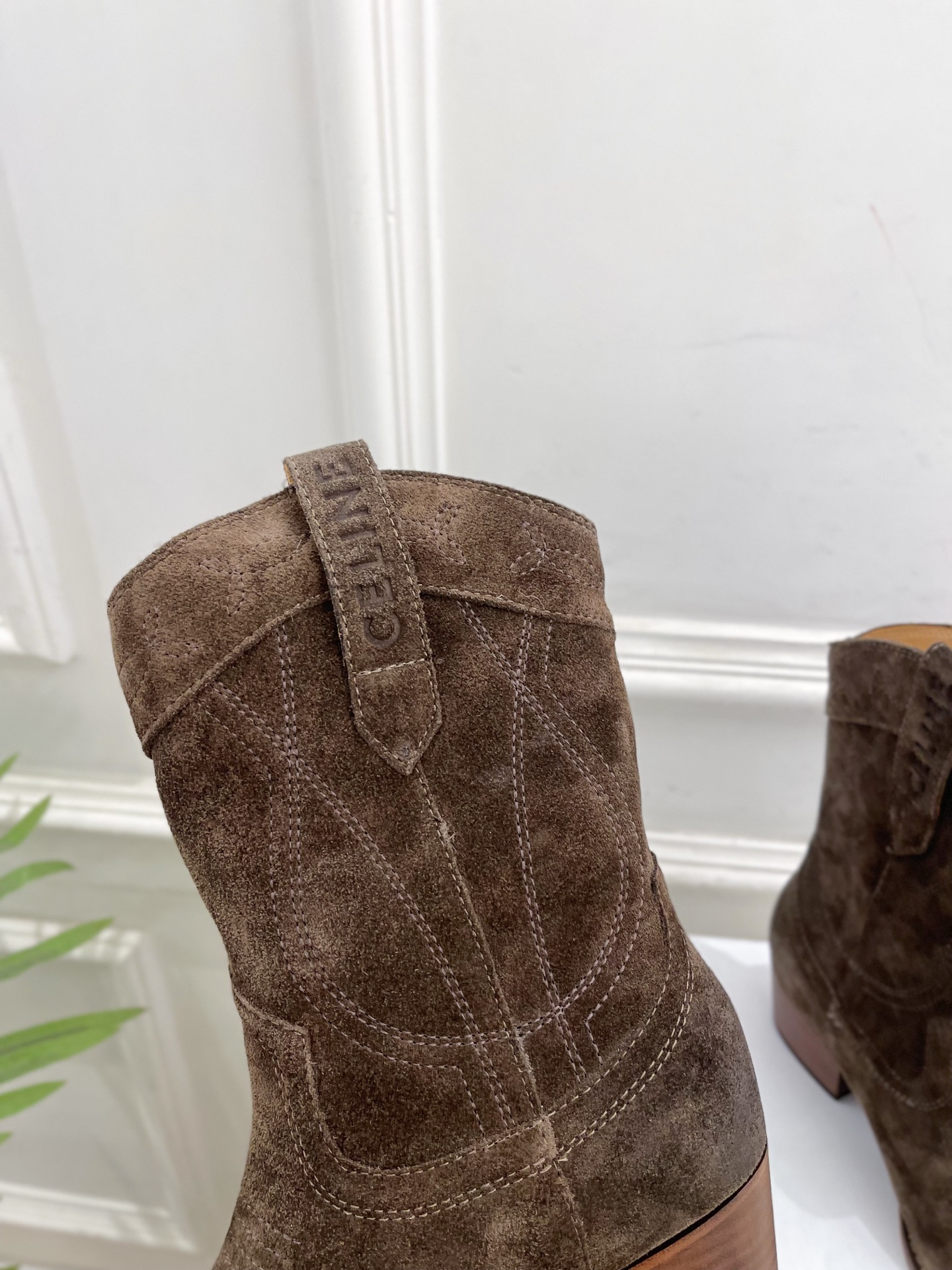 CELINE | 赛琳 25𝐬𝐬 💛2025秋冬新品 复古金属头西部粗跟短靴上新！🔜BS 这一季的赛琳真