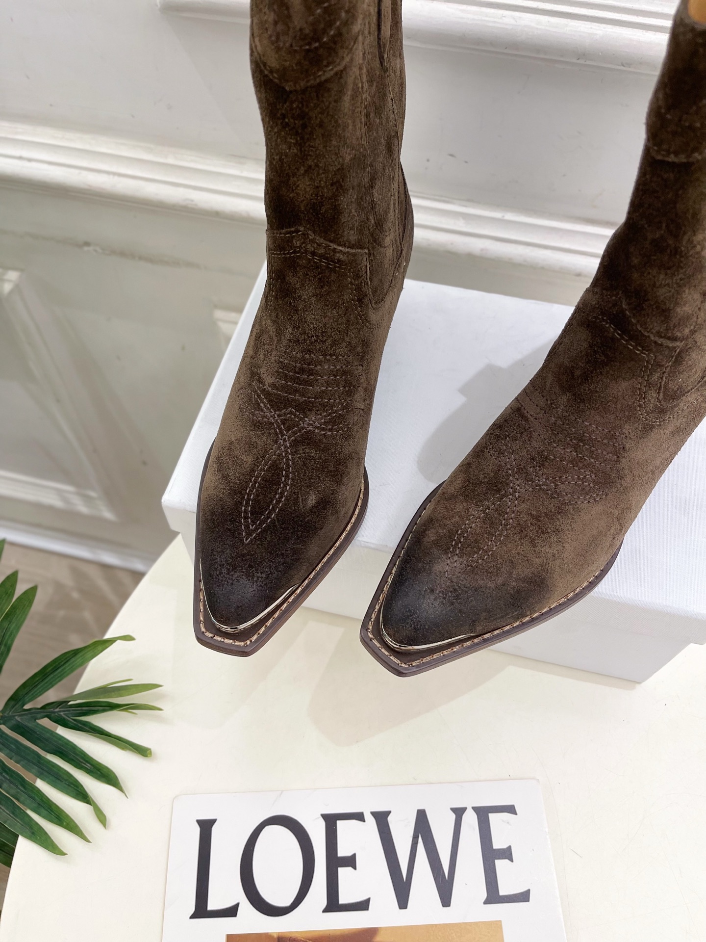 CELINE | 赛琳 25𝐬𝐬 💛2025秋冬新品 复古金属头西部粗跟短靴上新！🔜BS 这一季的赛琳真