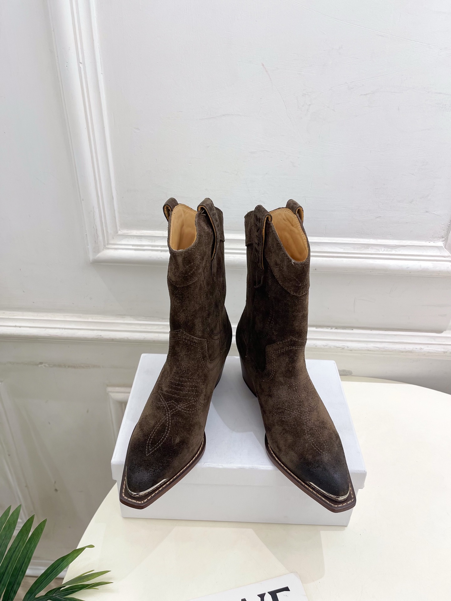 CELINE | 赛琳 25𝐬𝐬 💛2025秋冬新品 复古金属头西部粗跟短靴上新！🔜BS 这一季的赛琳真