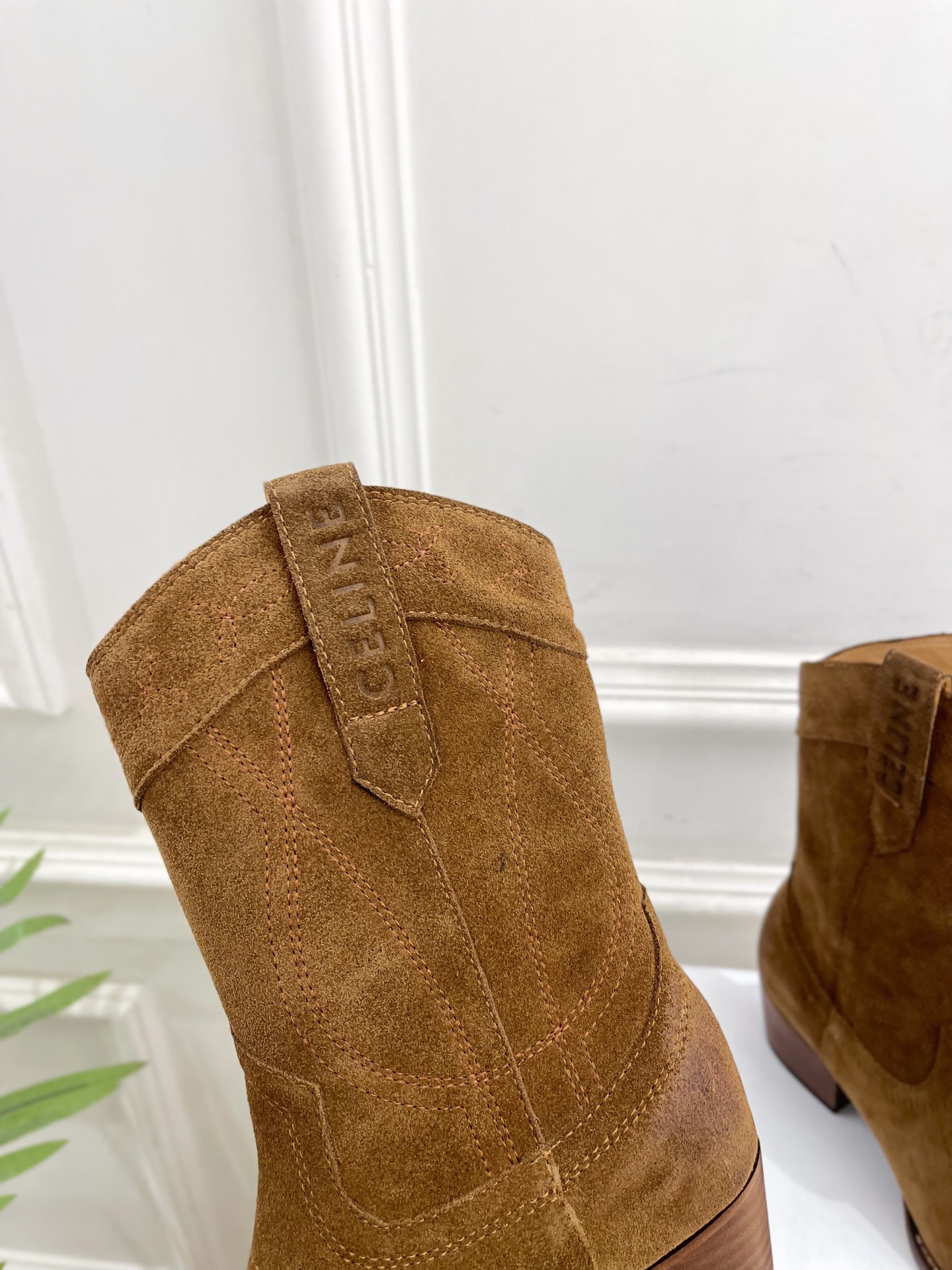 CELINE | 赛琳 25𝐬𝐬 💛2025秋冬新品 复古金属头西部粗跟短靴上新！🔜BS 这一季的赛琳真