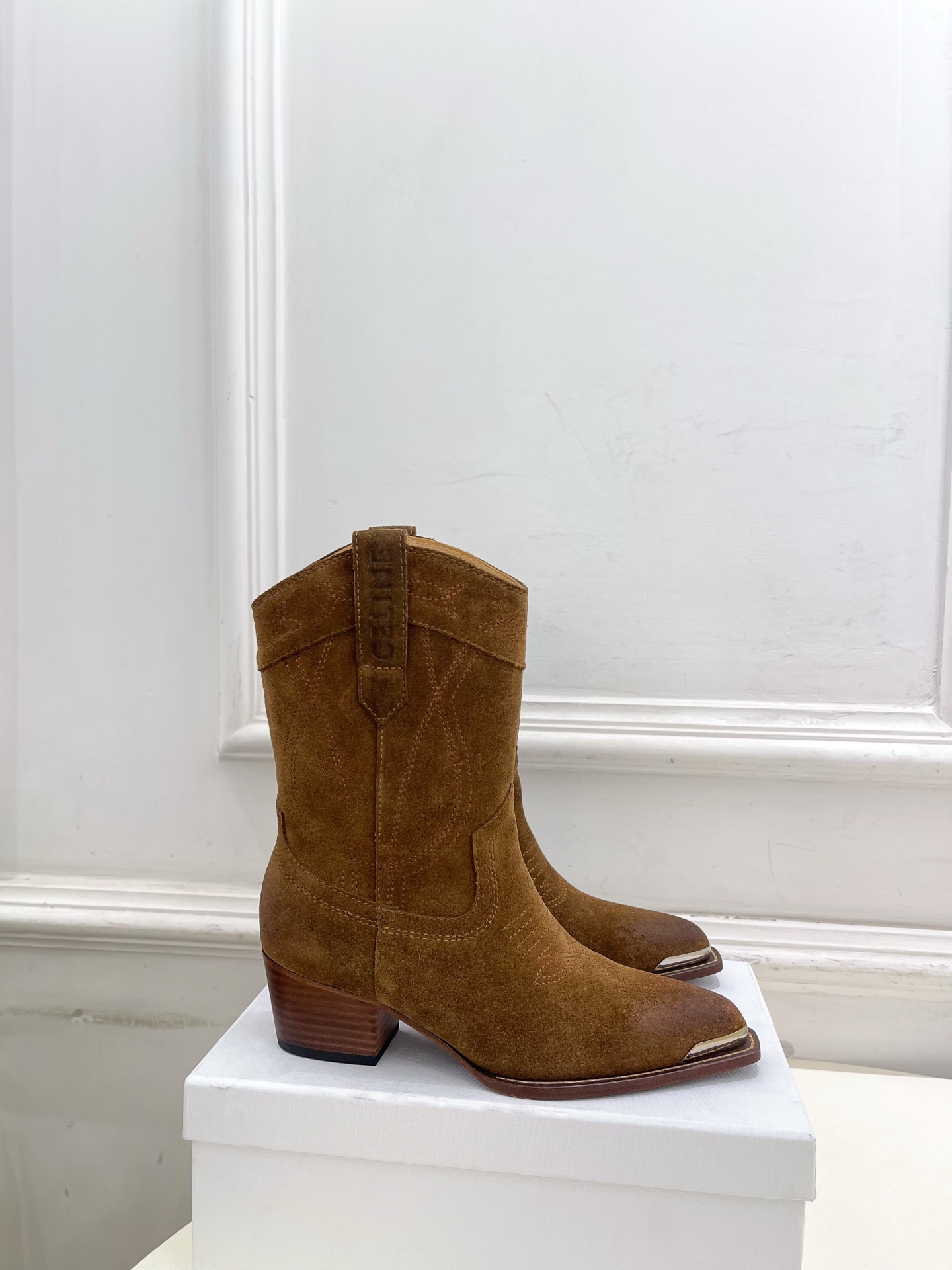 CELINE | 赛琳 25𝐬𝐬 💛2025秋冬新品 复古金属头西部粗跟短靴上新！🔜BS 这一季的赛琳真