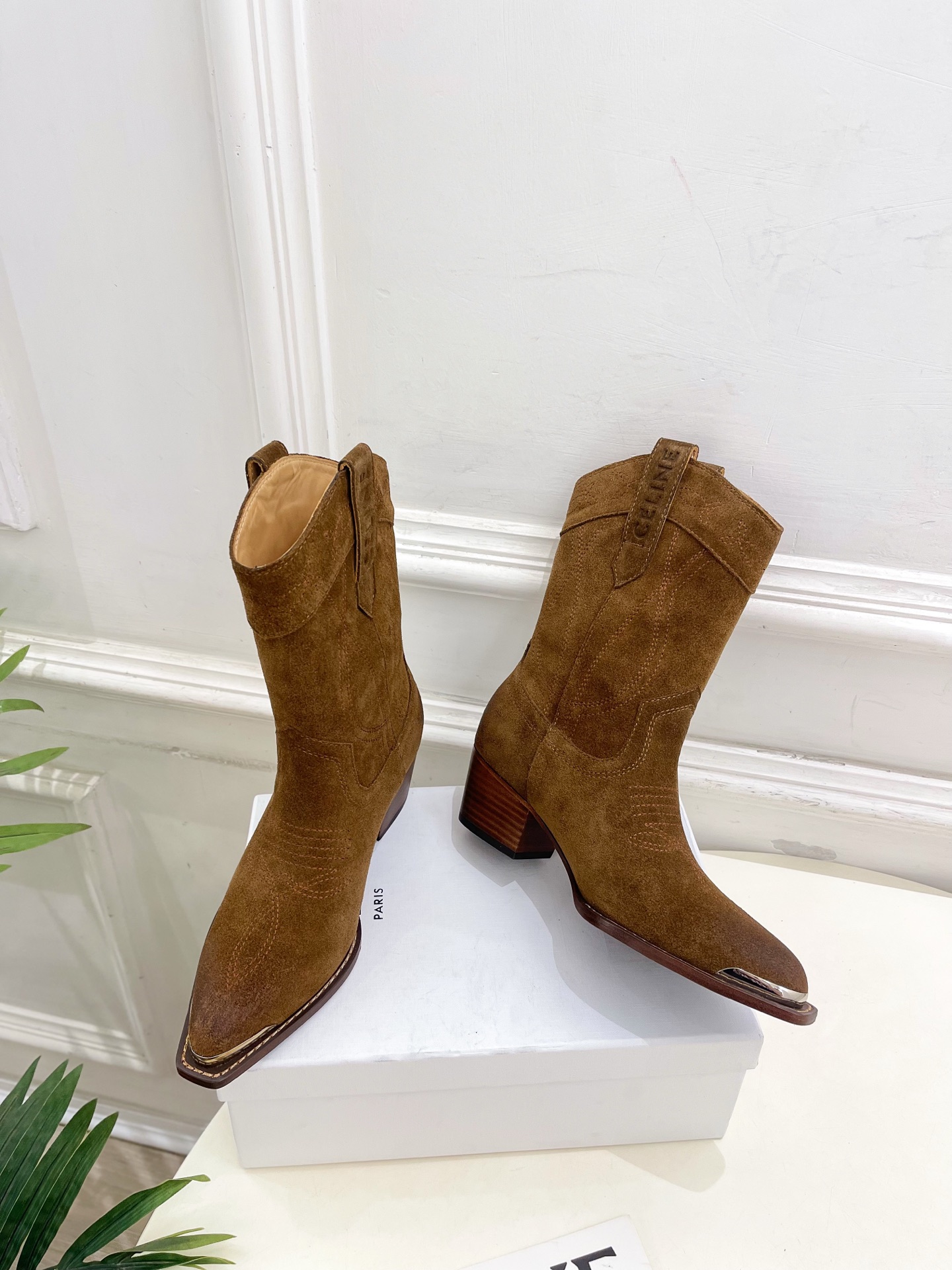 CELINE | 赛琳 25𝐬𝐬 💛2025秋冬新品 复古金属头西部粗跟短靴上新！🔜BS 这一季的赛琳真