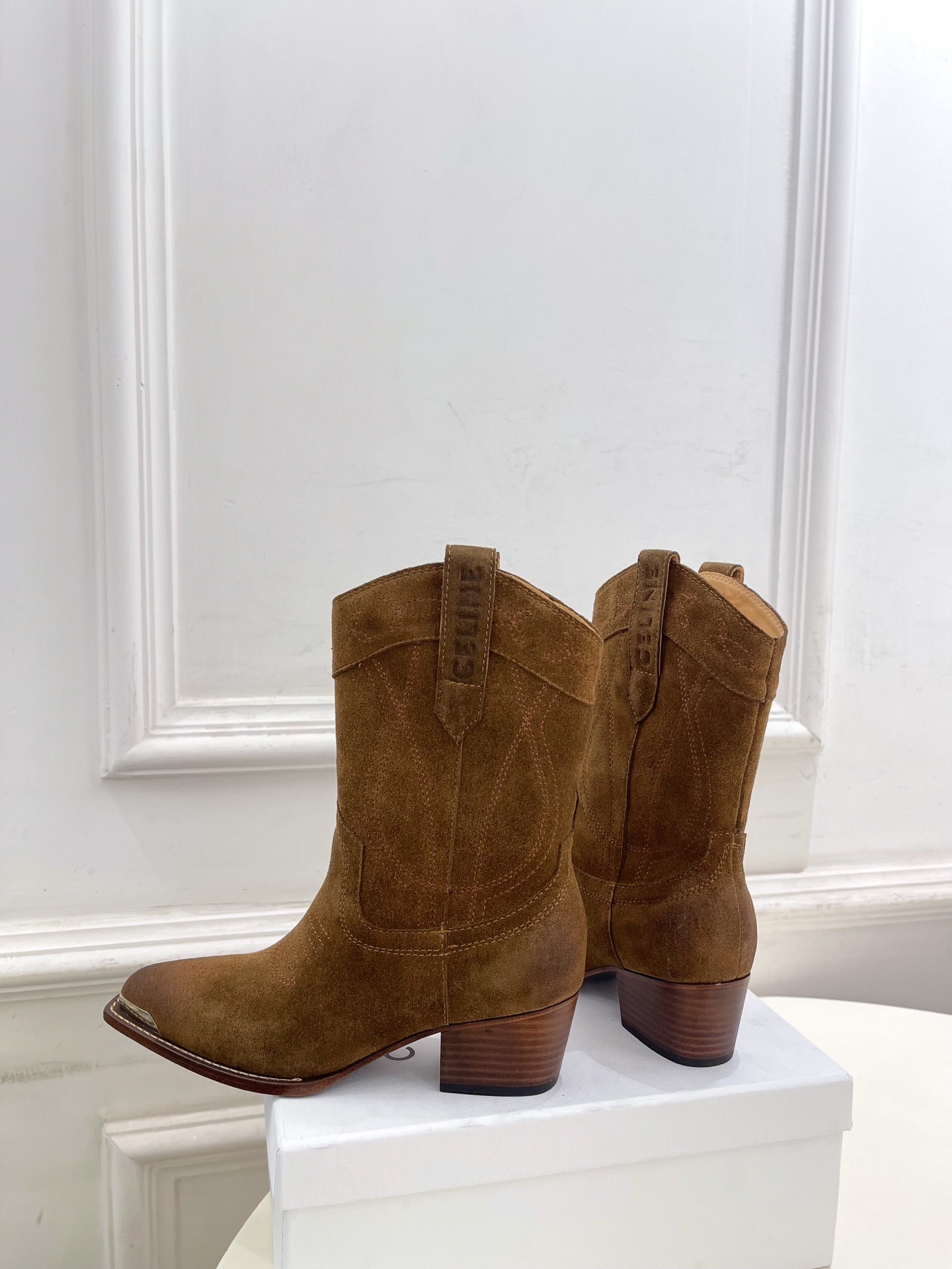 CELINE | 赛琳 25𝐬𝐬 💛2025秋冬新品 复古金属头西部粗跟短靴上新！🔜BS 这一季的赛琳真