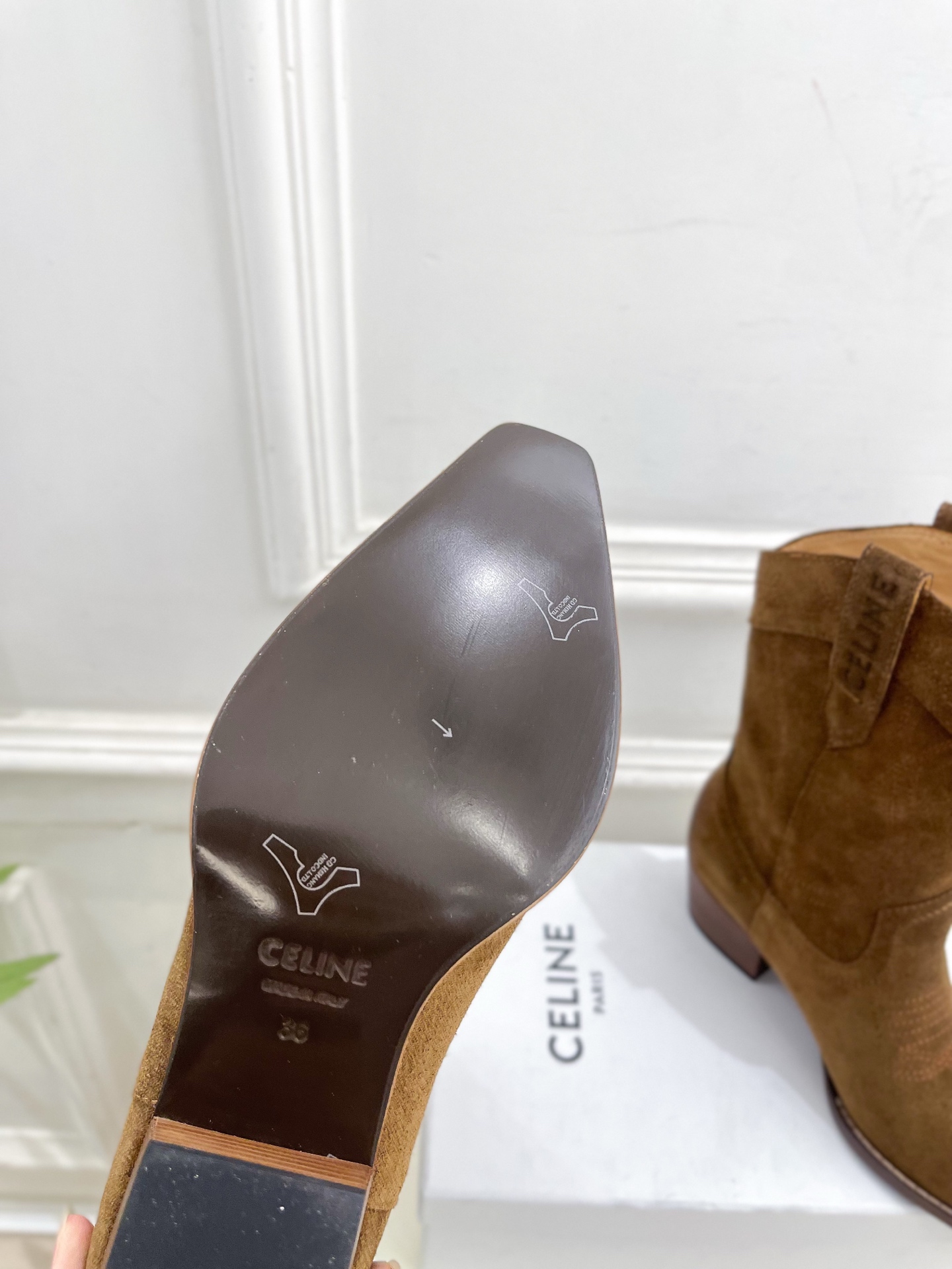 CELINE | 赛琳 25𝐬𝐬 💛2025秋冬新品 复古金属头西部粗跟短靴上新！🔜BS 这一季的赛琳真