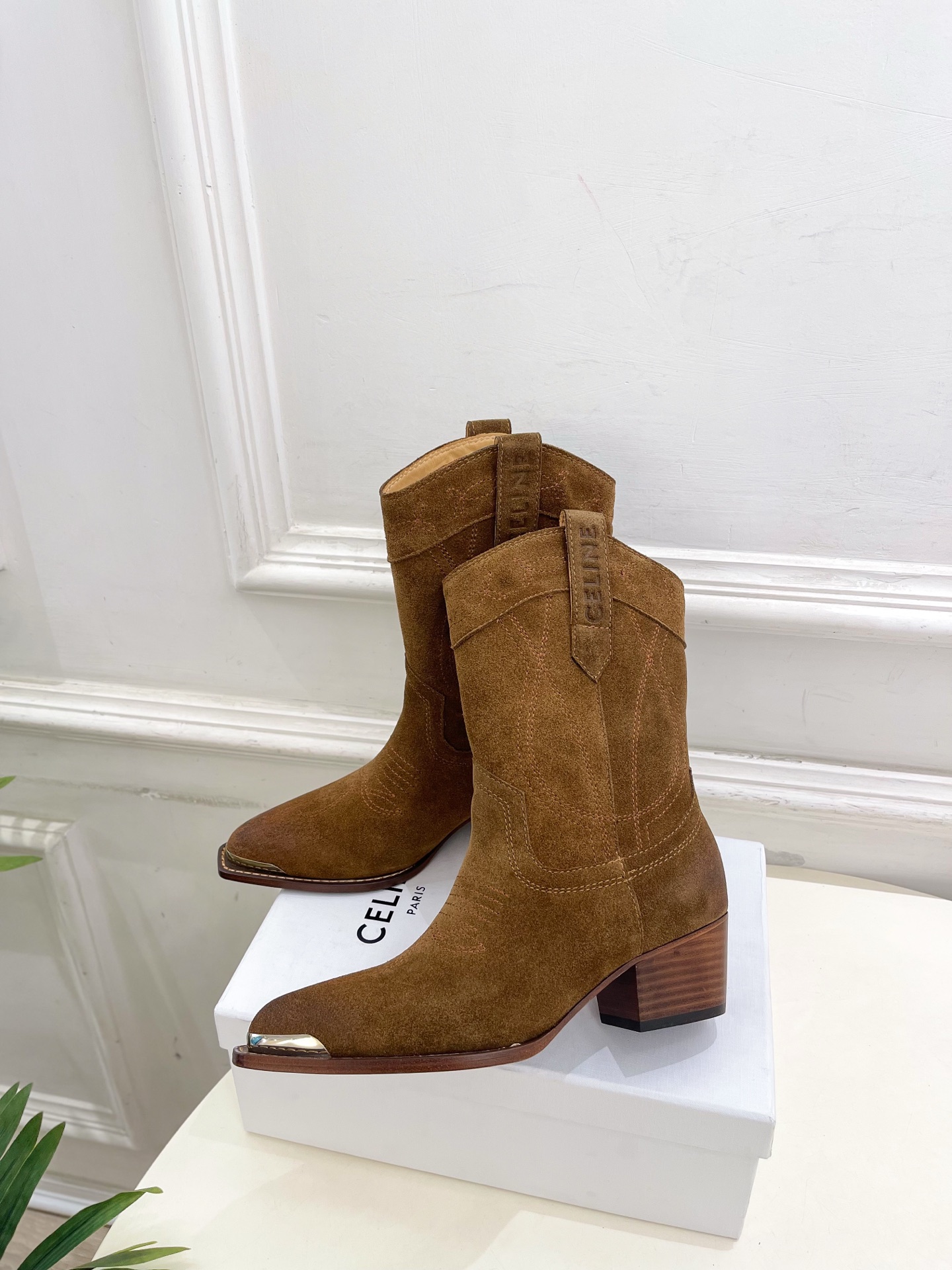 CELINE | 赛琳 25𝐬𝐬 💛2025秋冬新品 复古金属头西部粗跟短靴上新！🔜BS 这一季的赛琳真