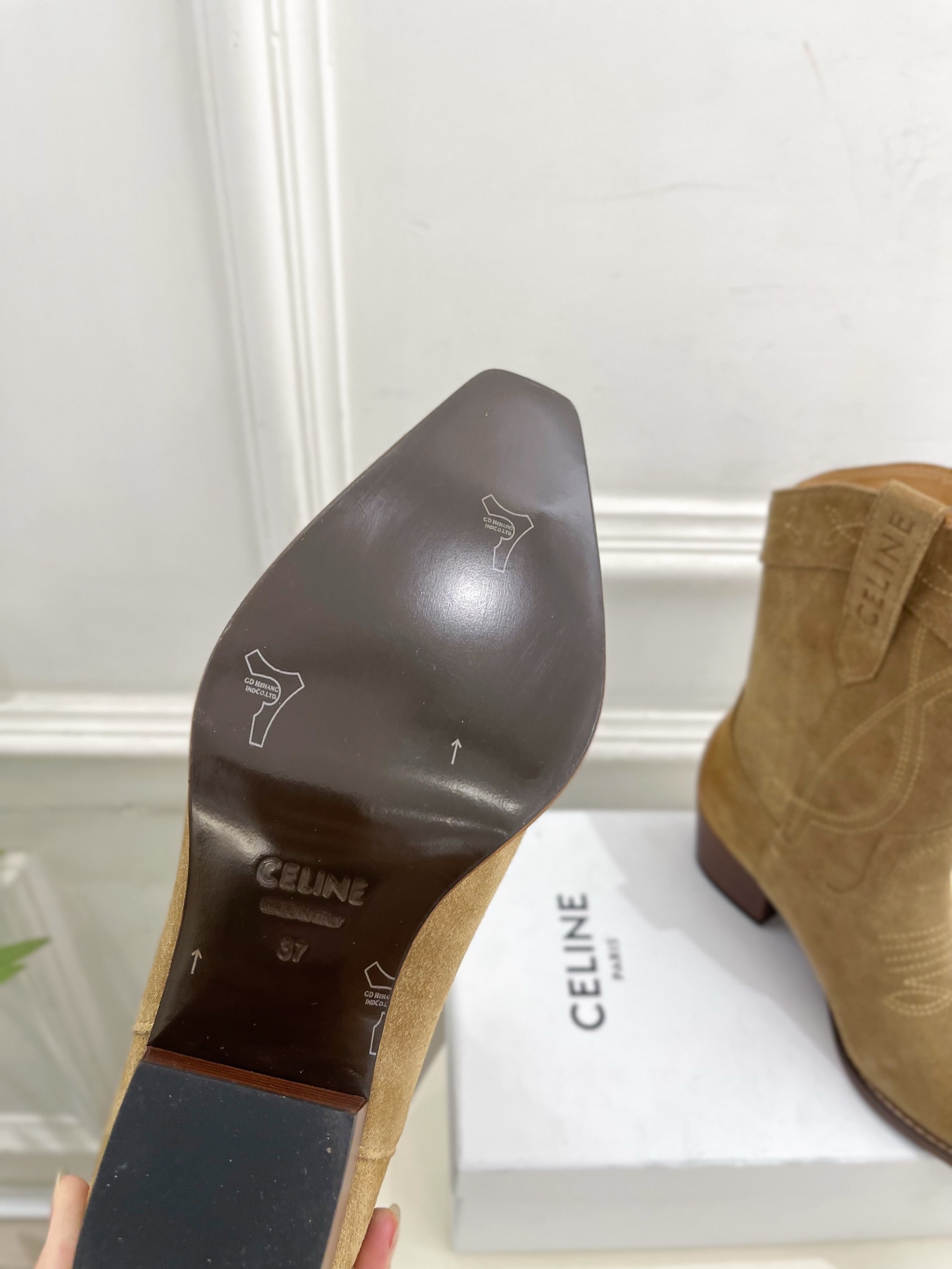 CELINE | 赛琳 25𝐬𝐬 💛2025秋冬新品 复古金属头西部粗跟短靴上新！🔜BS 这一季的赛琳真