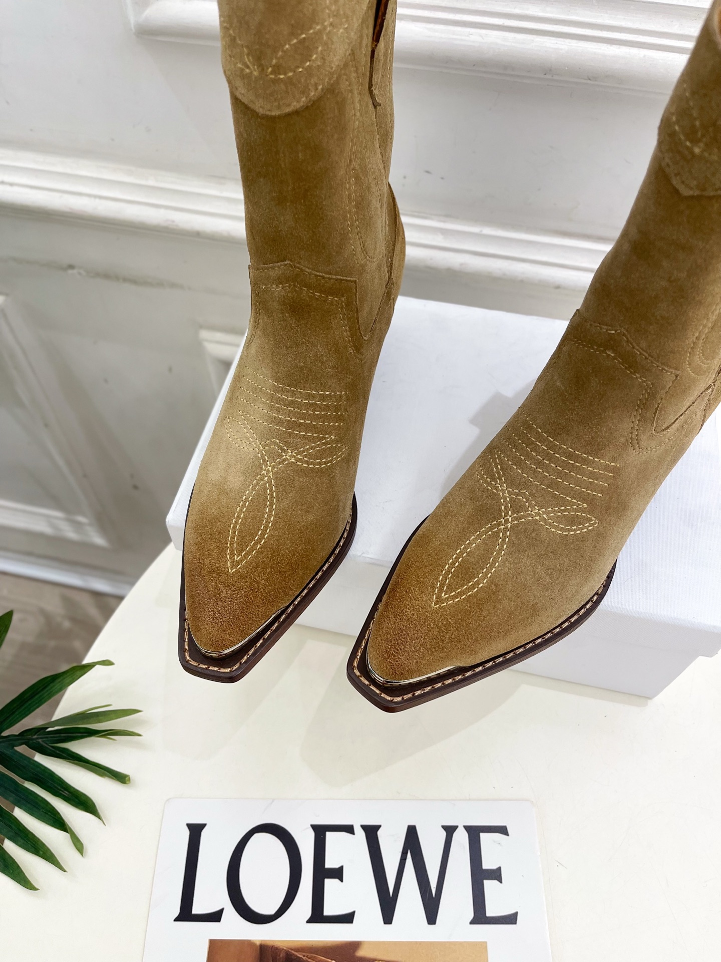 CELINE | 赛琳 25𝐬𝐬 💛2025秋冬新品 复古金属头西部粗跟短靴上新！🔜BS 这一季的赛琳真