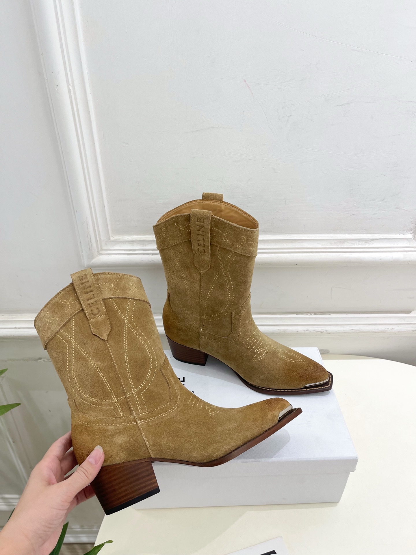 CELINE | 赛琳 25𝐬𝐬 💛2025秋冬新品 复古金属头西部粗跟短靴上新！🔜BS 这一季的赛琳真