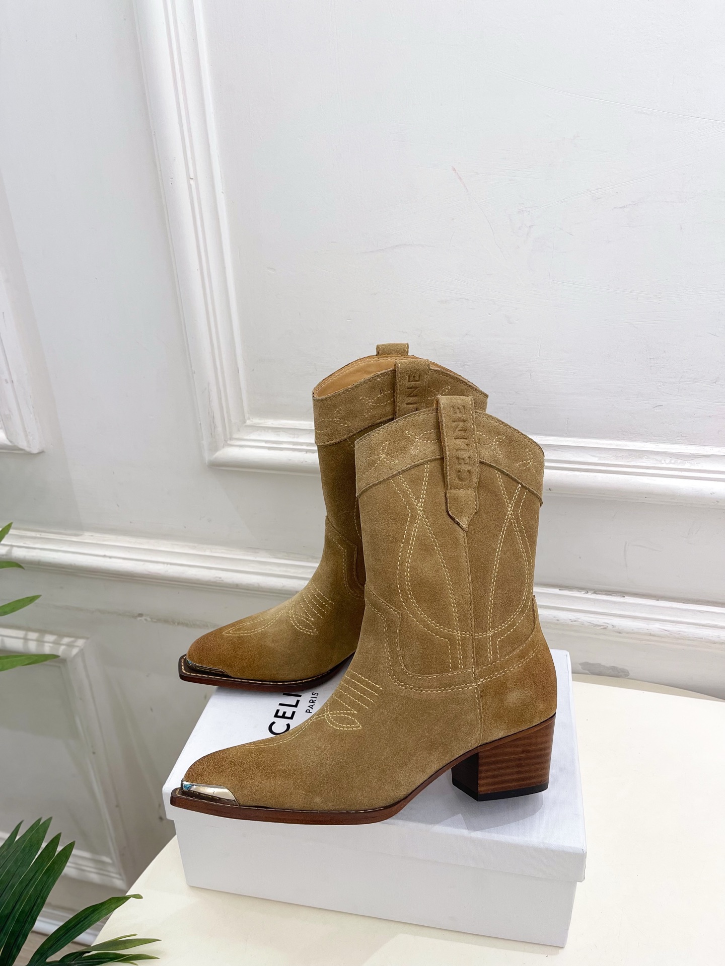 CELINE | 赛琳 25𝐬𝐬 💛2025秋冬新品 复古金属头西部粗跟短靴上新！🔜BS 这一季的赛琳真