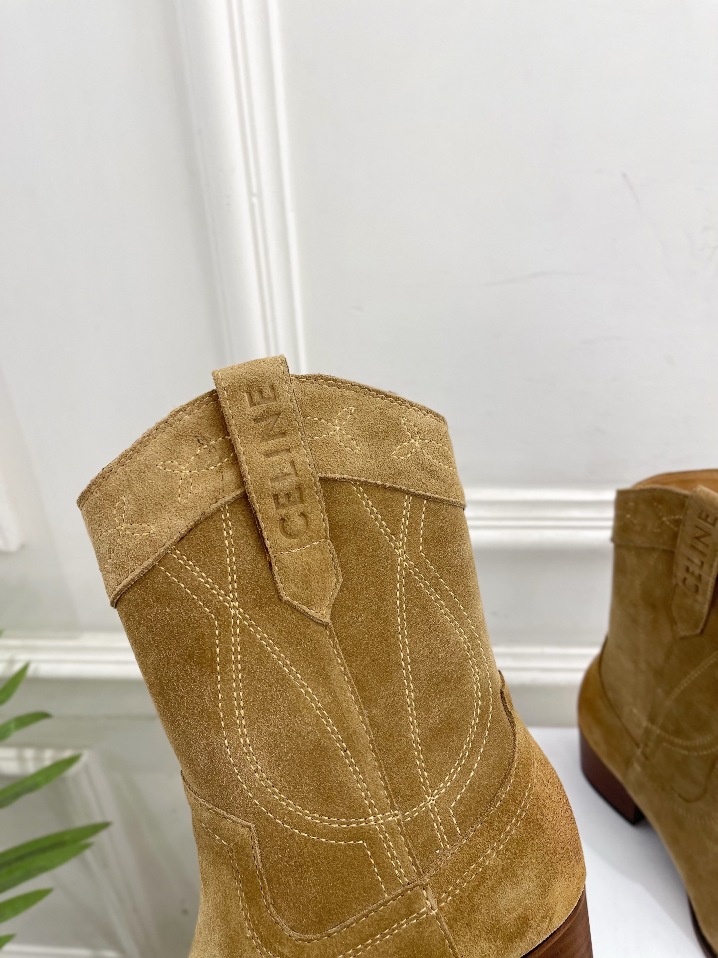 CELINE | 赛琳 25𝐬𝐬 💛2025秋冬新品 复古金属头西部粗跟短靴上新！🔜BS 这一季的赛琳真