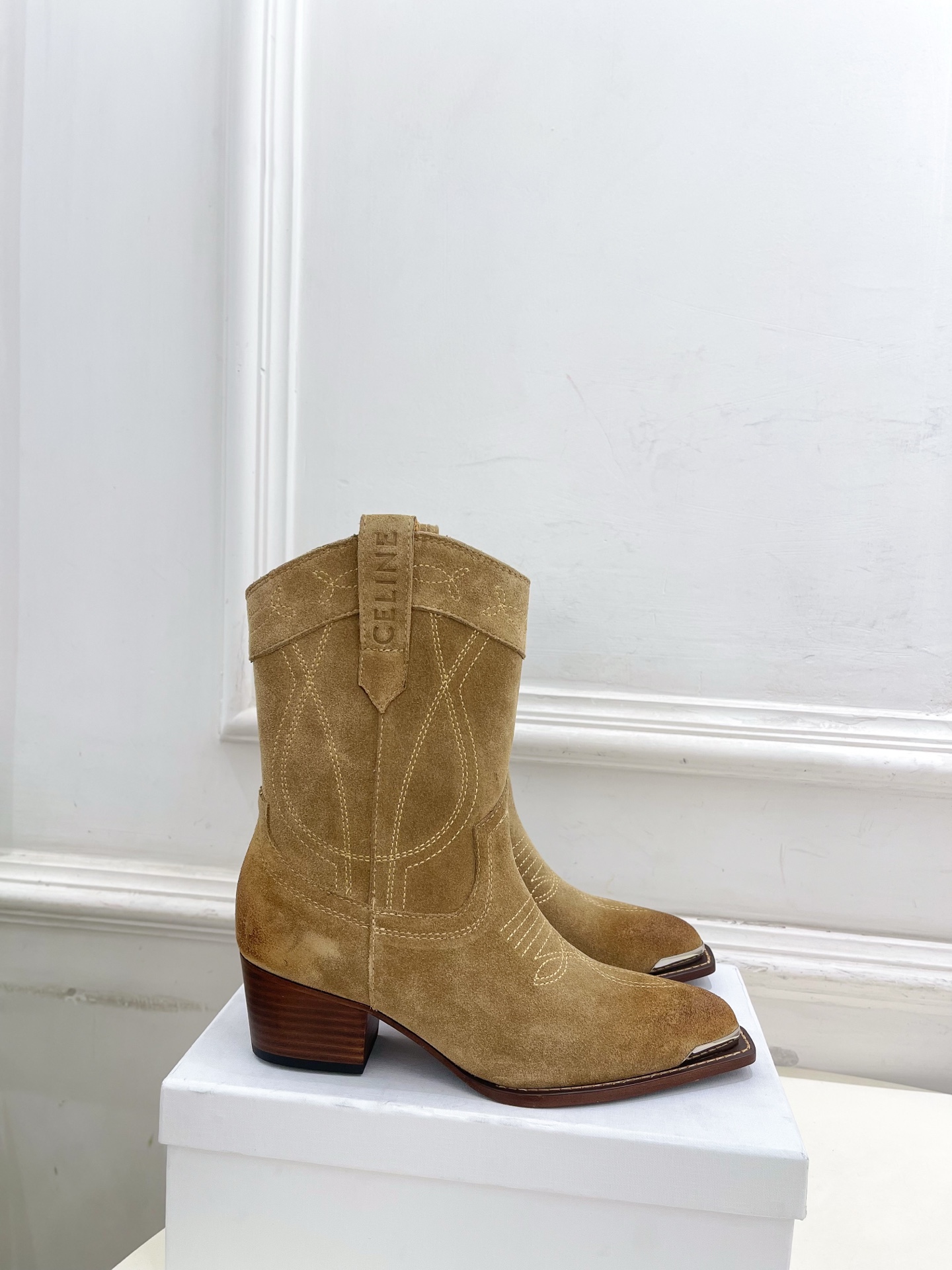 CELINE | 赛琳 25𝐬𝐬 💛2025秋冬新品 复古金属头西部粗跟短靴上新！🔜BS 这一季的赛琳真