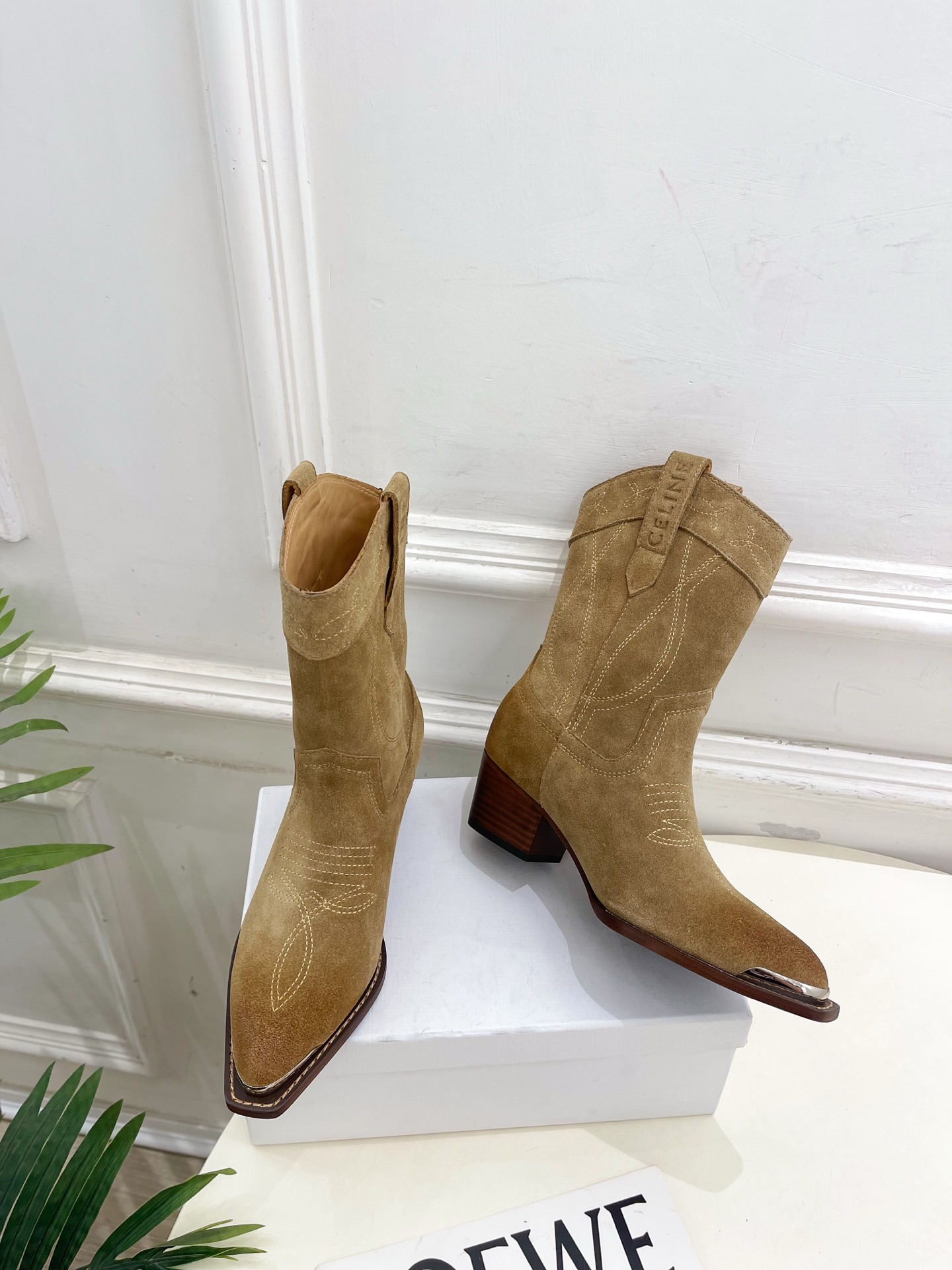 CELINE | 赛琳 25𝐬𝐬 💛2025秋冬新品 复古金属头西部粗跟短靴上新！🔜BS 这一季的赛琳真